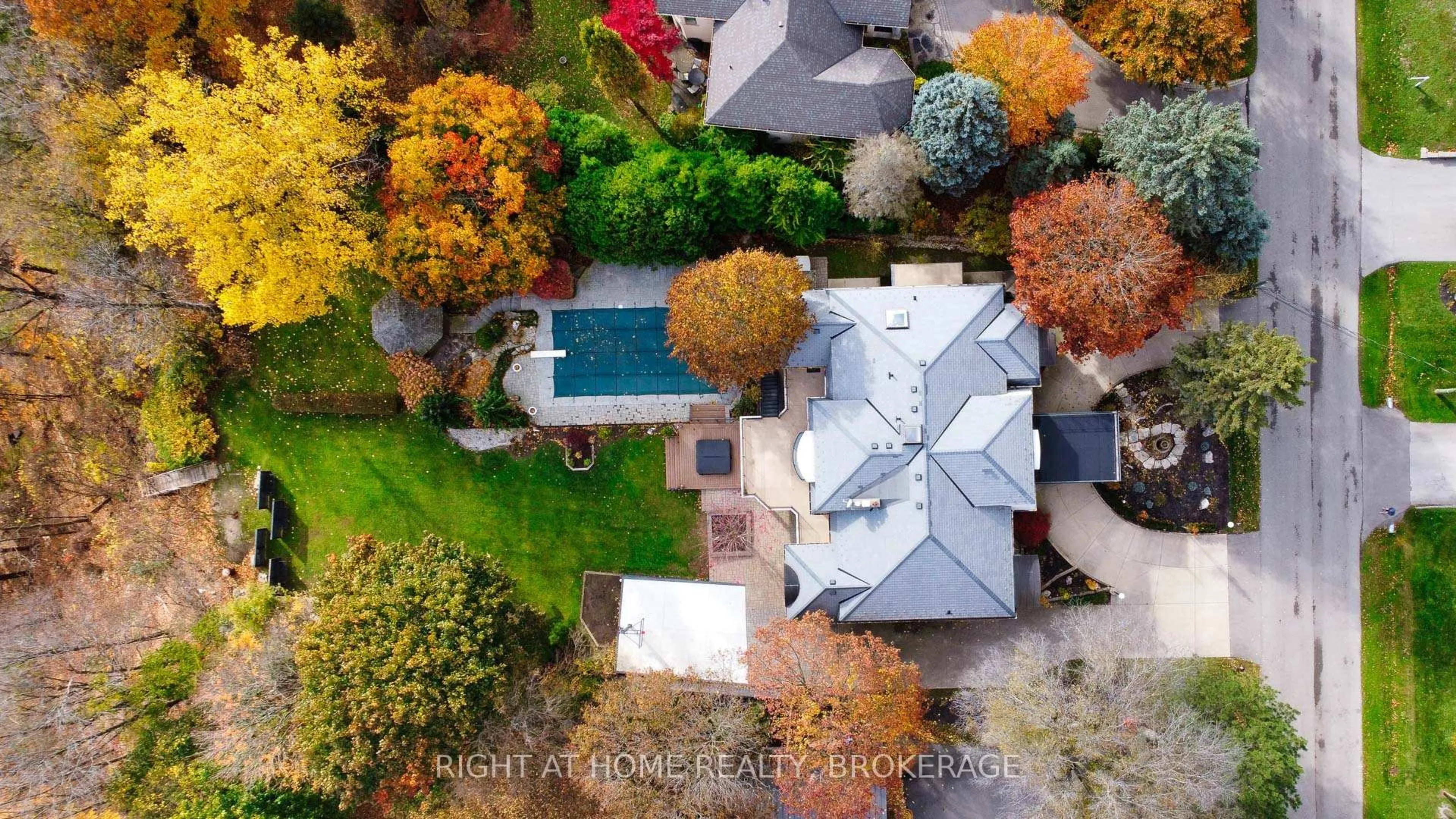 A pic from outside/outdoor area/front of a property/back of a property/a pic from drone, street for 34 Maple Ave, Hamilton Ontario L9H 4W4