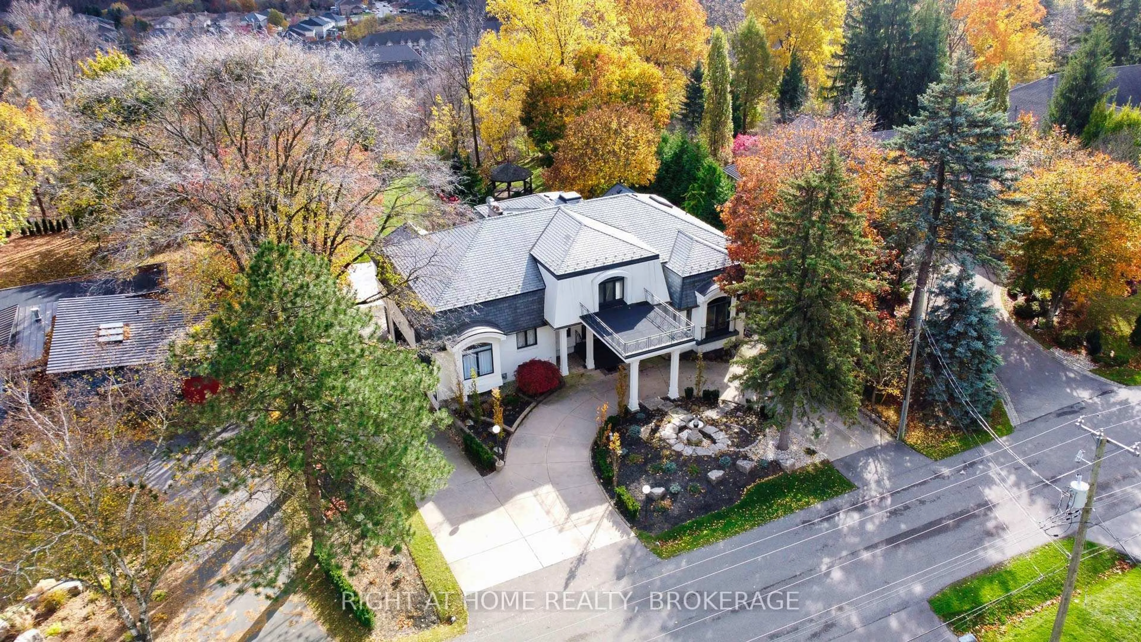A pic from outside/outdoor area/front of a property/back of a property/a pic from drone, unknown for 34 Maple Ave, Hamilton Ontario L9H 4W4