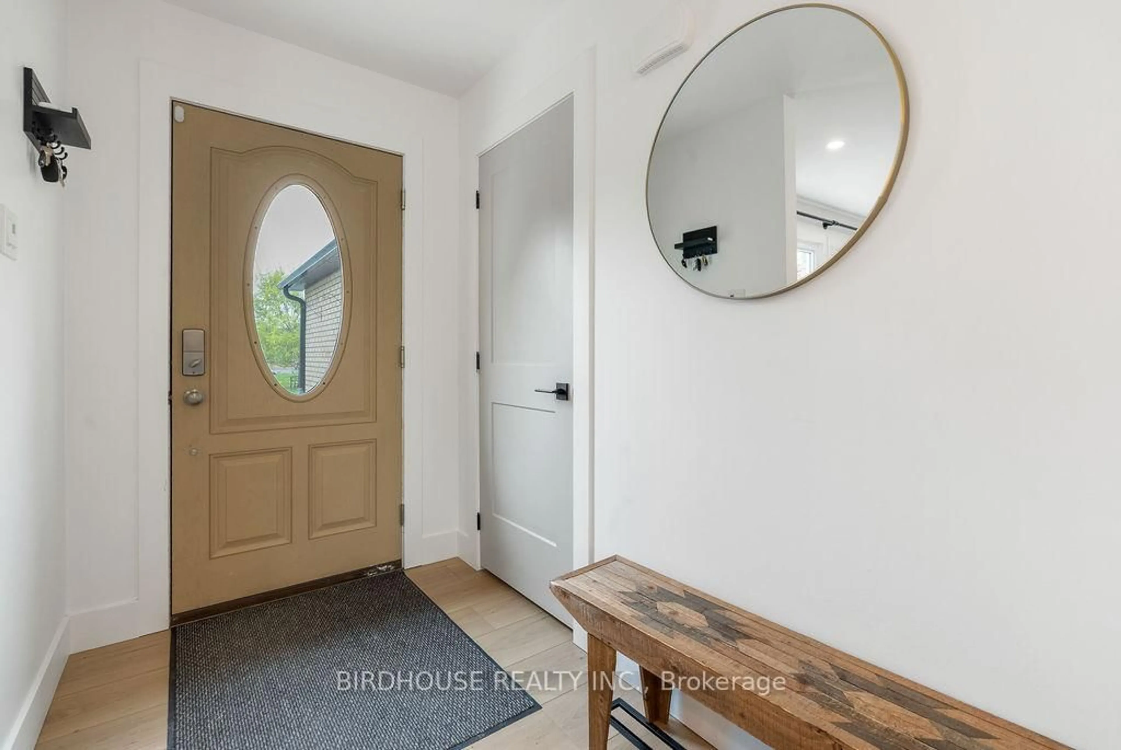 Indoor entryway for 33 Corneil St, Kawartha Lakes Ontario K9V 5T5