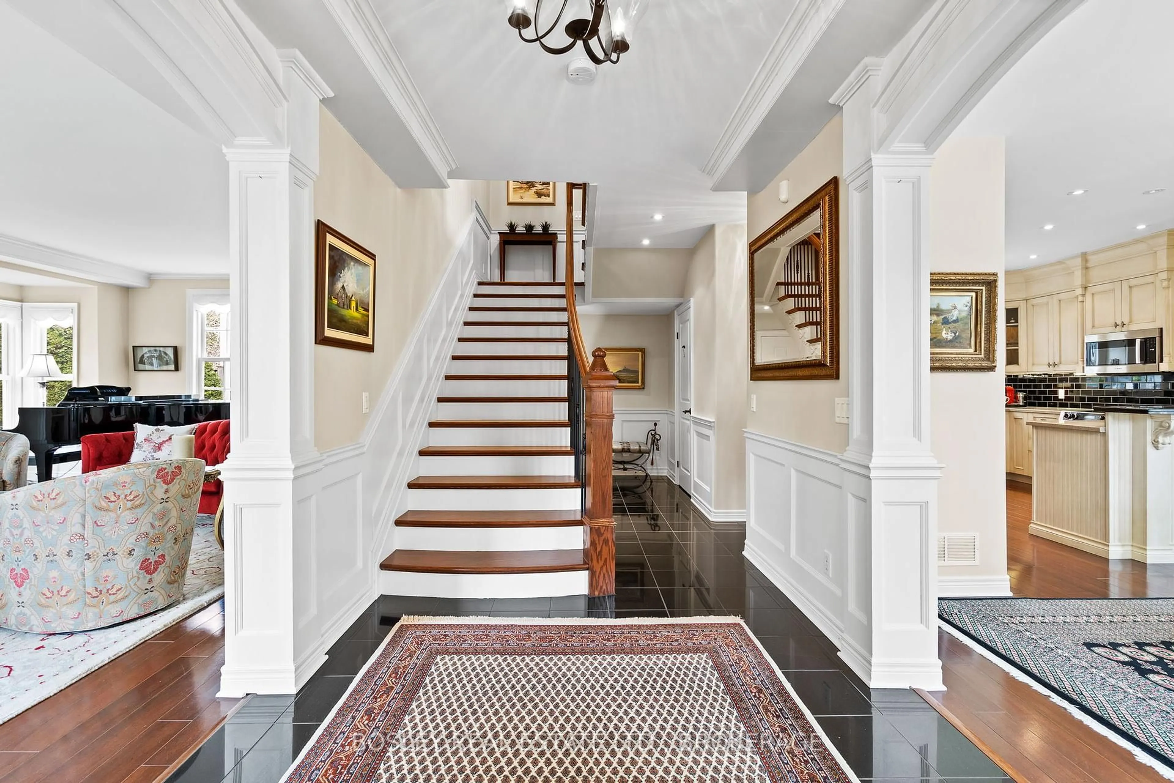Indoor foyer for 175 Queen St #1, Niagara-on-the-Lake Ontario L0S 1J0