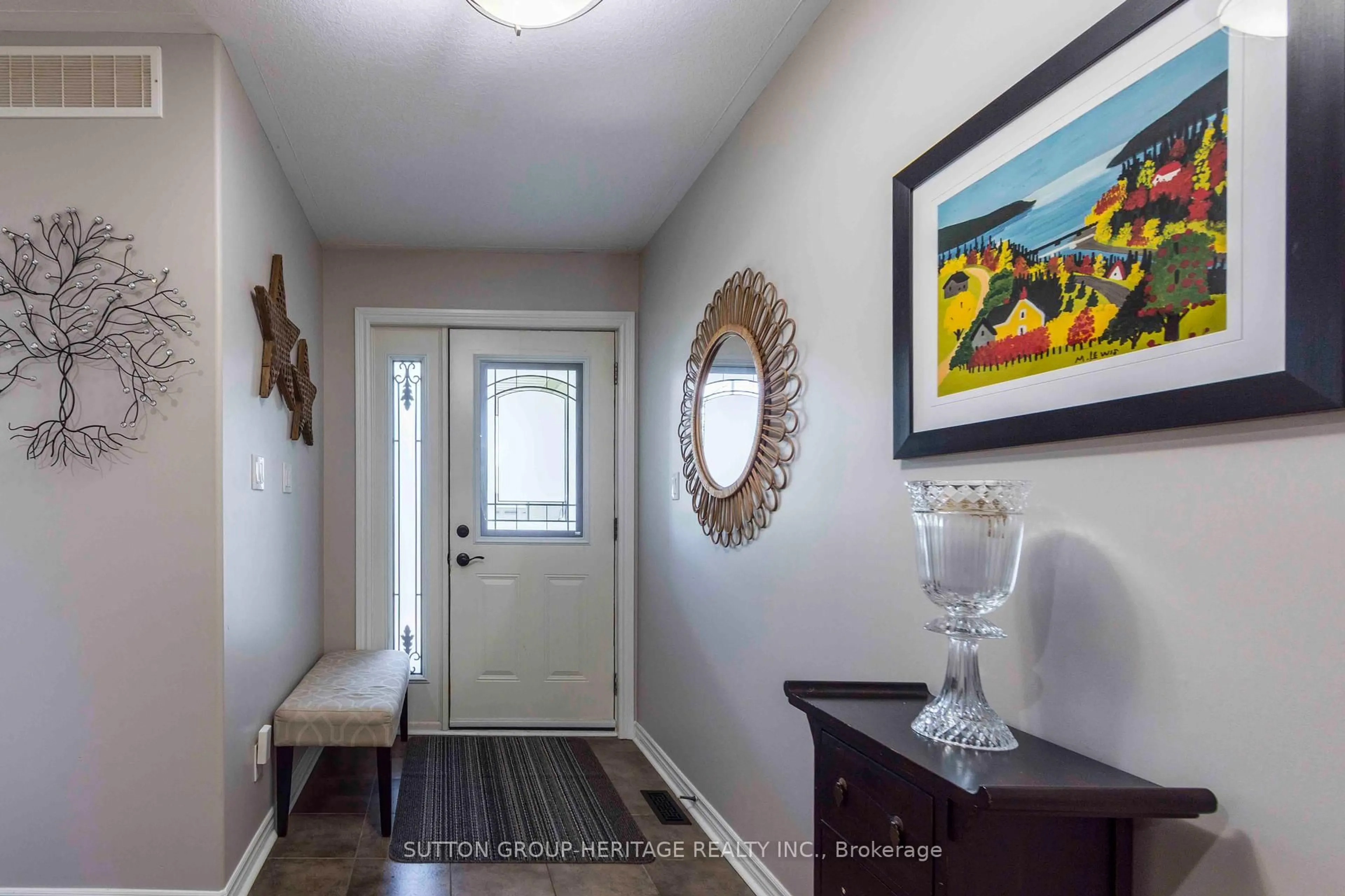 Indoor entryway for 39 Lakewood Cres, Ingleside Ontario K8V 5P4