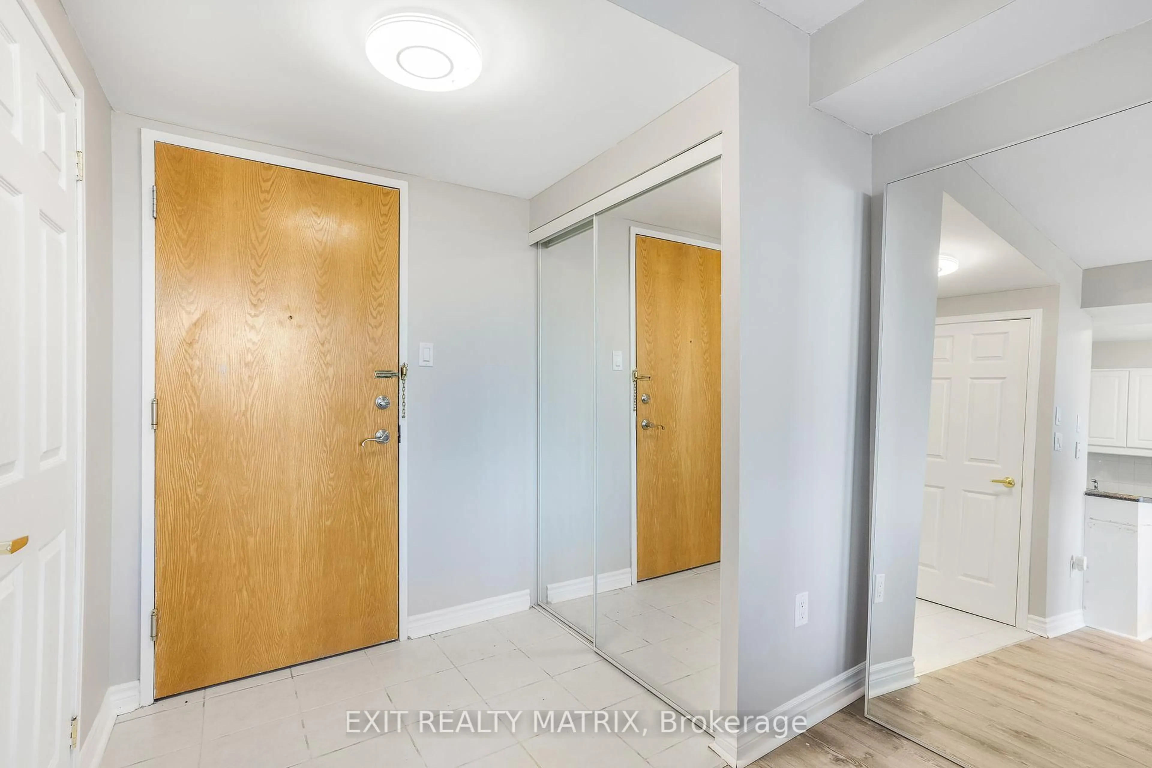 Indoor entryway for 2759 Carousel Cres #501, Ottawa Ontario K1T 2N5