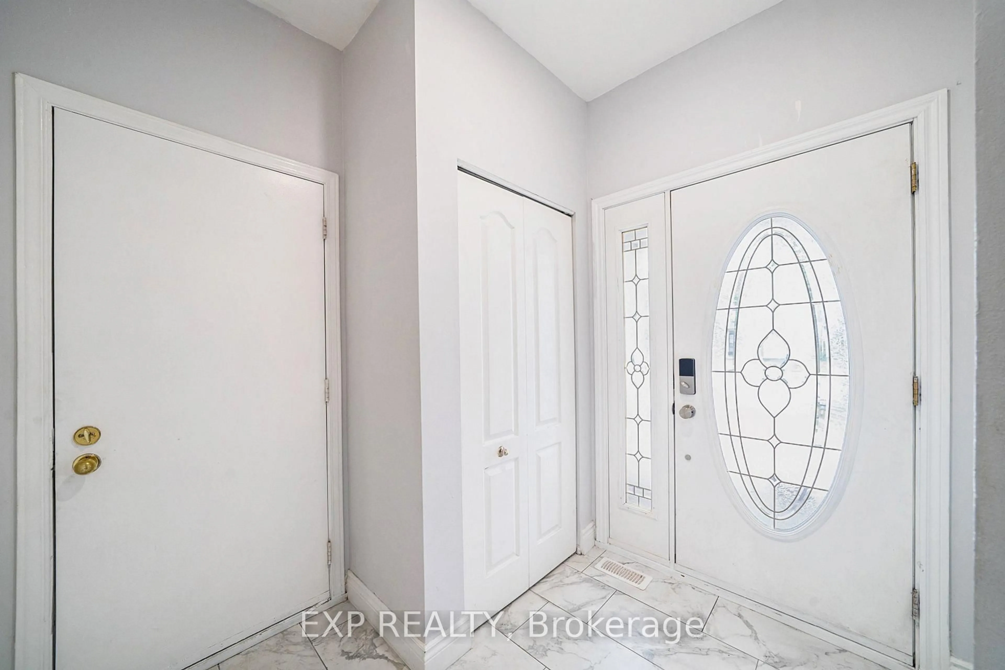 Indoor entryway for 340 Stoneway Dr, Ottawa Ontario K2G 6B8