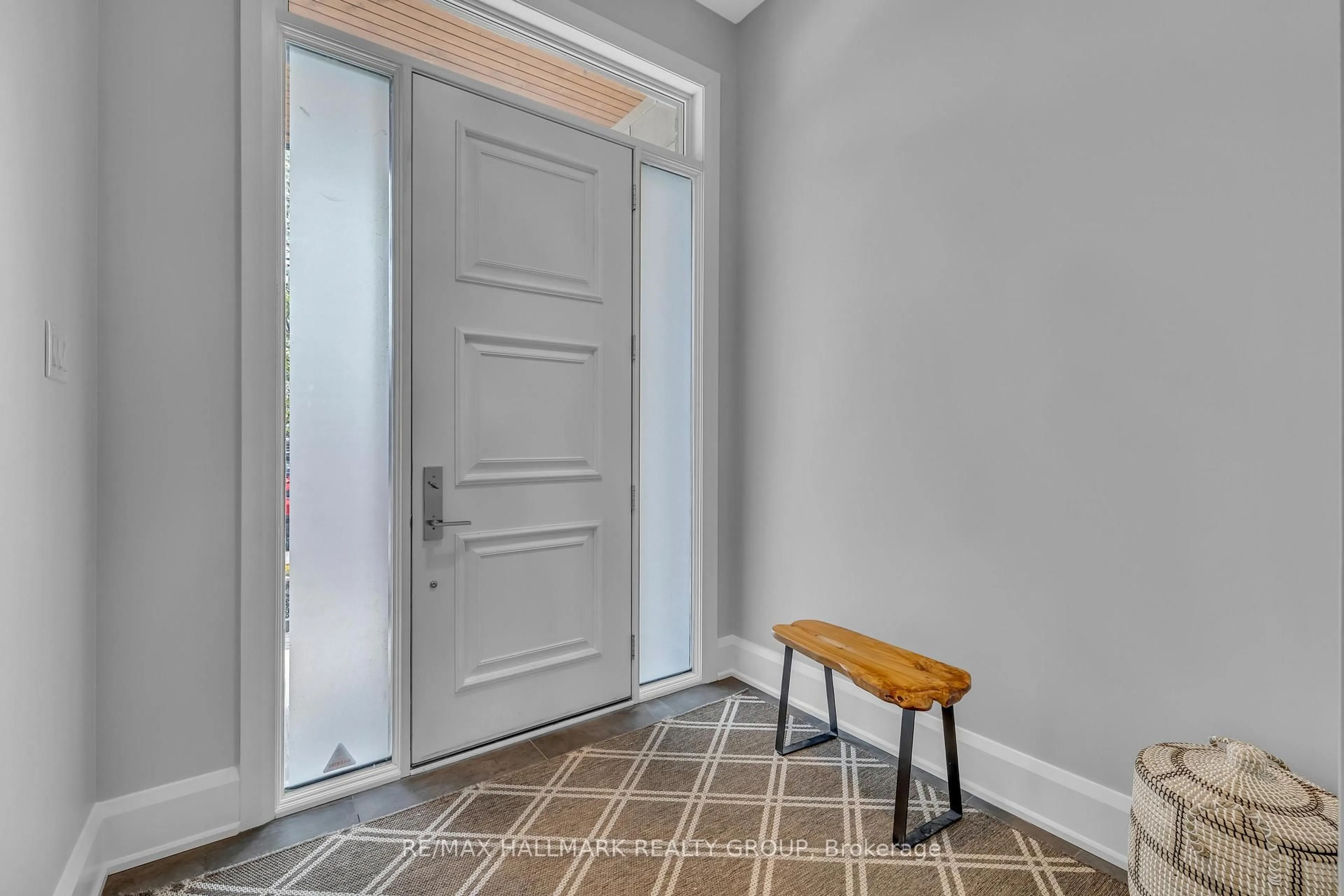 Indoor entryway for 206 Holland Ave #A, Ottawa Ontario K1Y 0Y5