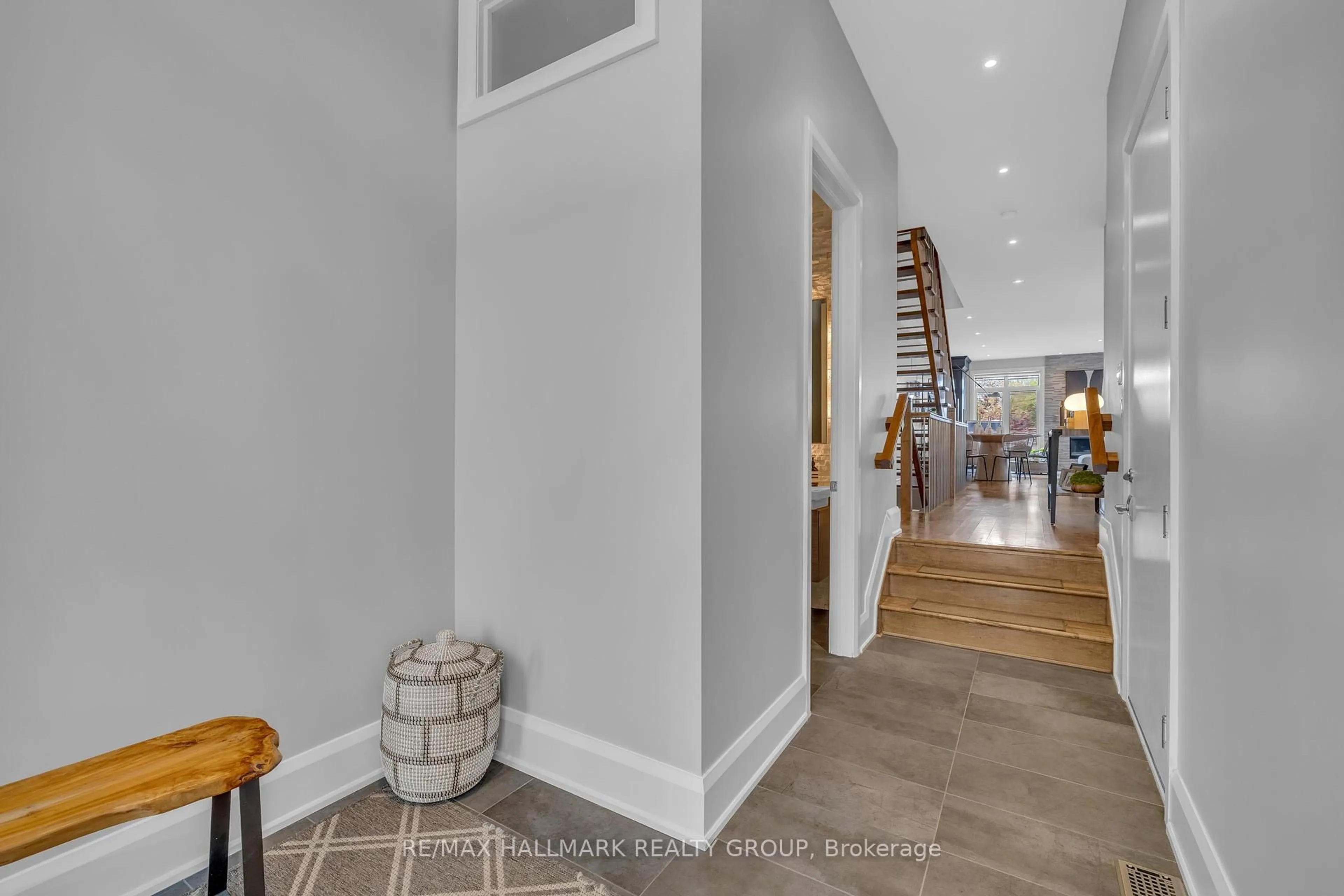 Indoor entryway for 206 Holland Ave #A, Ottawa Ontario K1Y 0Y5