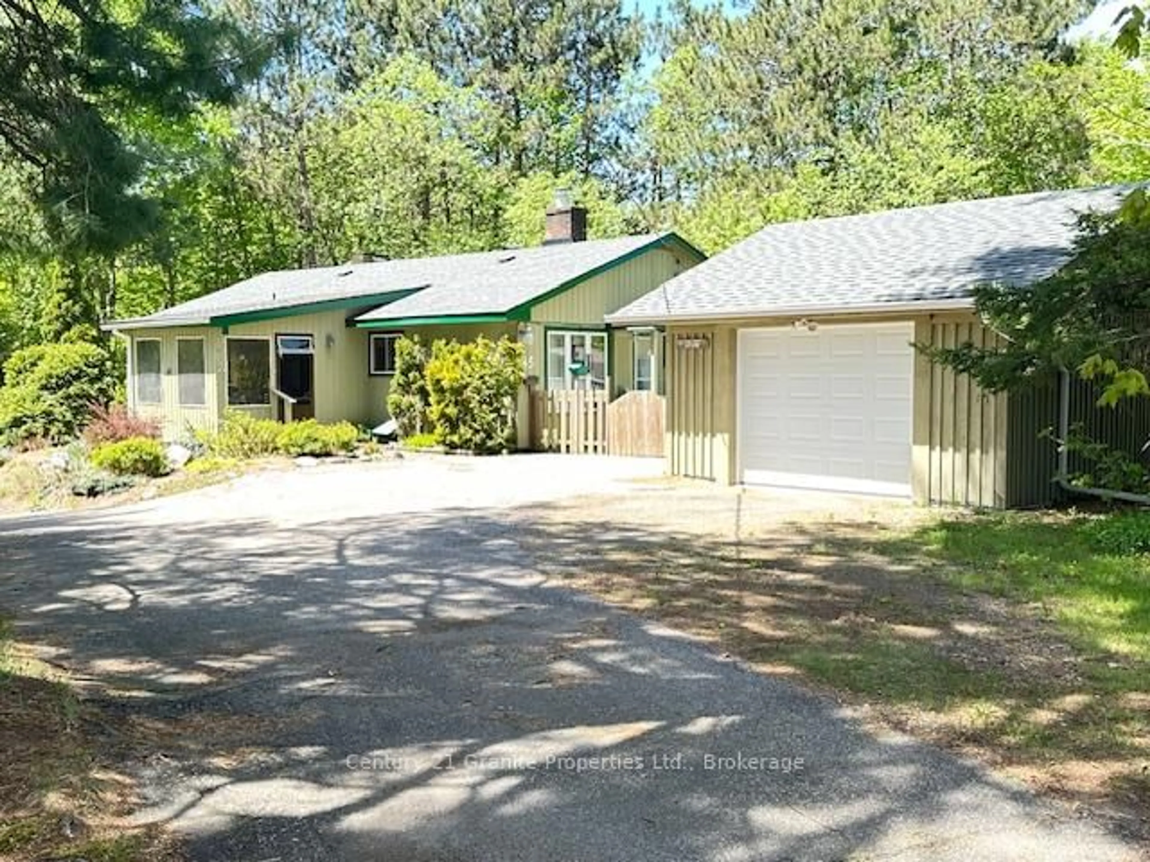 A pic from outside/outdoor area/front of a property/back of a property/a pic from drone, unknown for 45 Isabella St, Parry Sound Ontario P2A 1M4