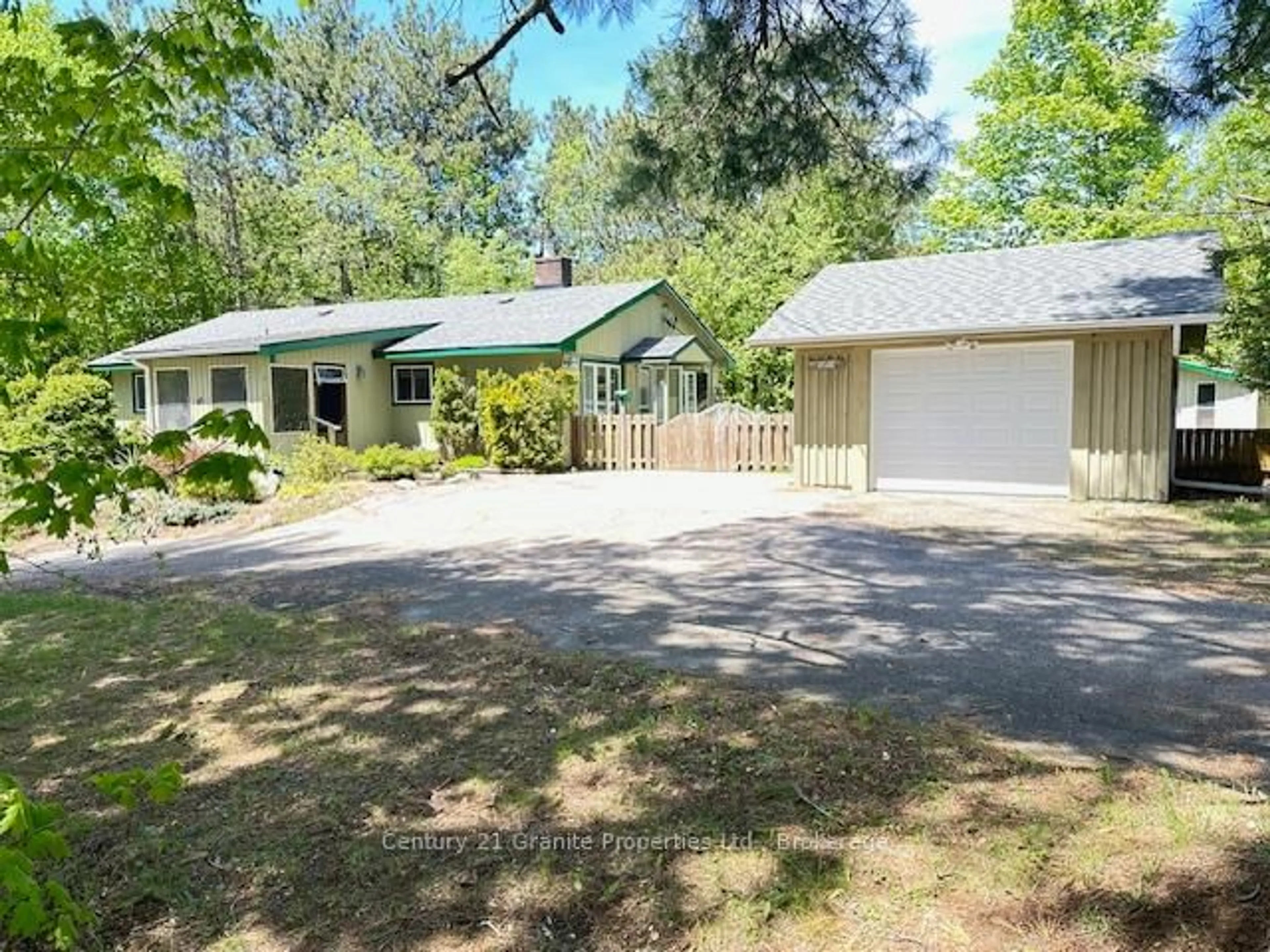 A pic from outside/outdoor area/front of a property/back of a property/a pic from drone, unknown for 45 Isabella St, Parry Sound Ontario P2A 1M4