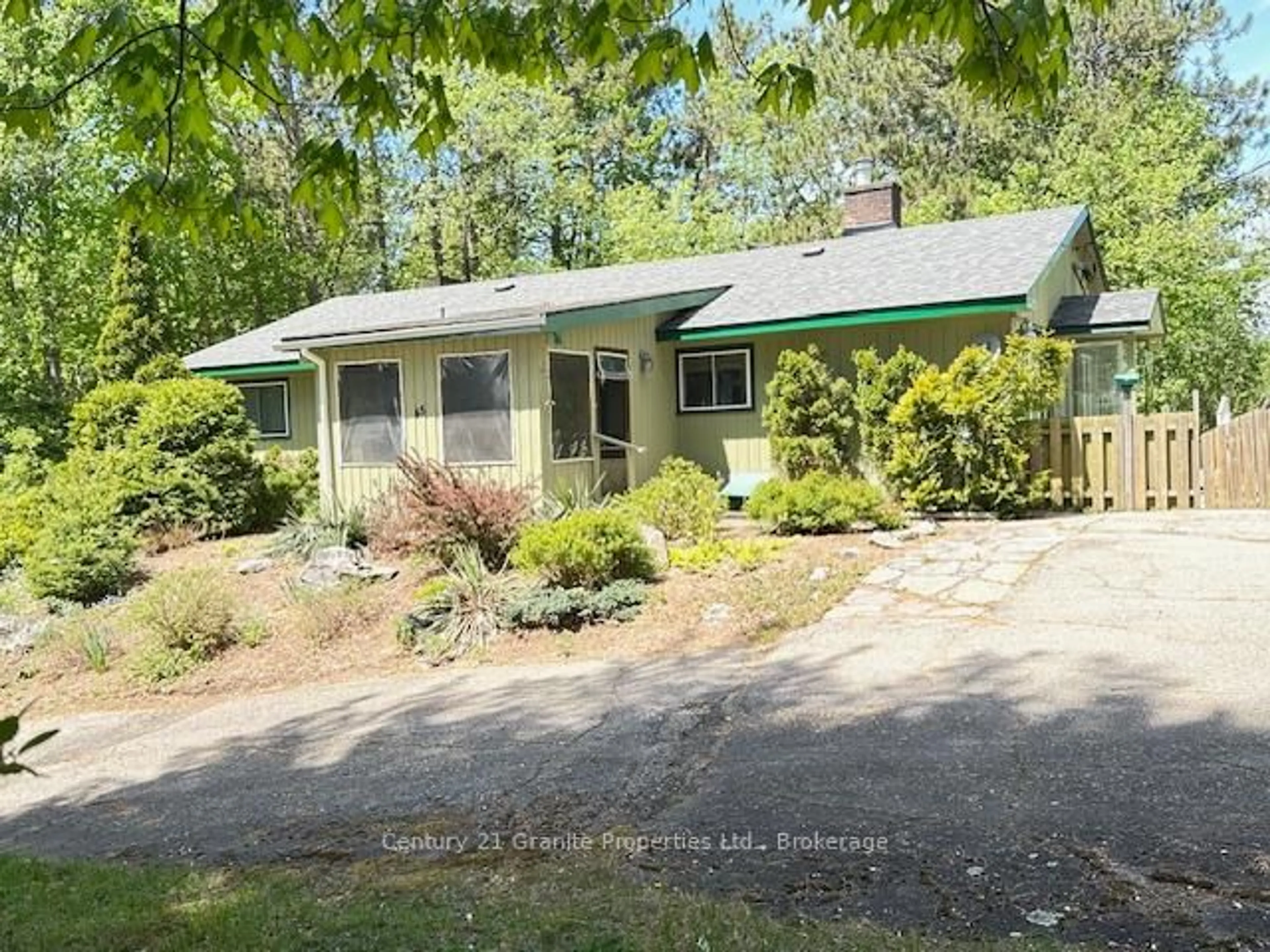 A pic from outside/outdoor area/front of a property/back of a property/a pic from drone, unknown for 45 Isabella St, Parry Sound Ontario P2A 1M4