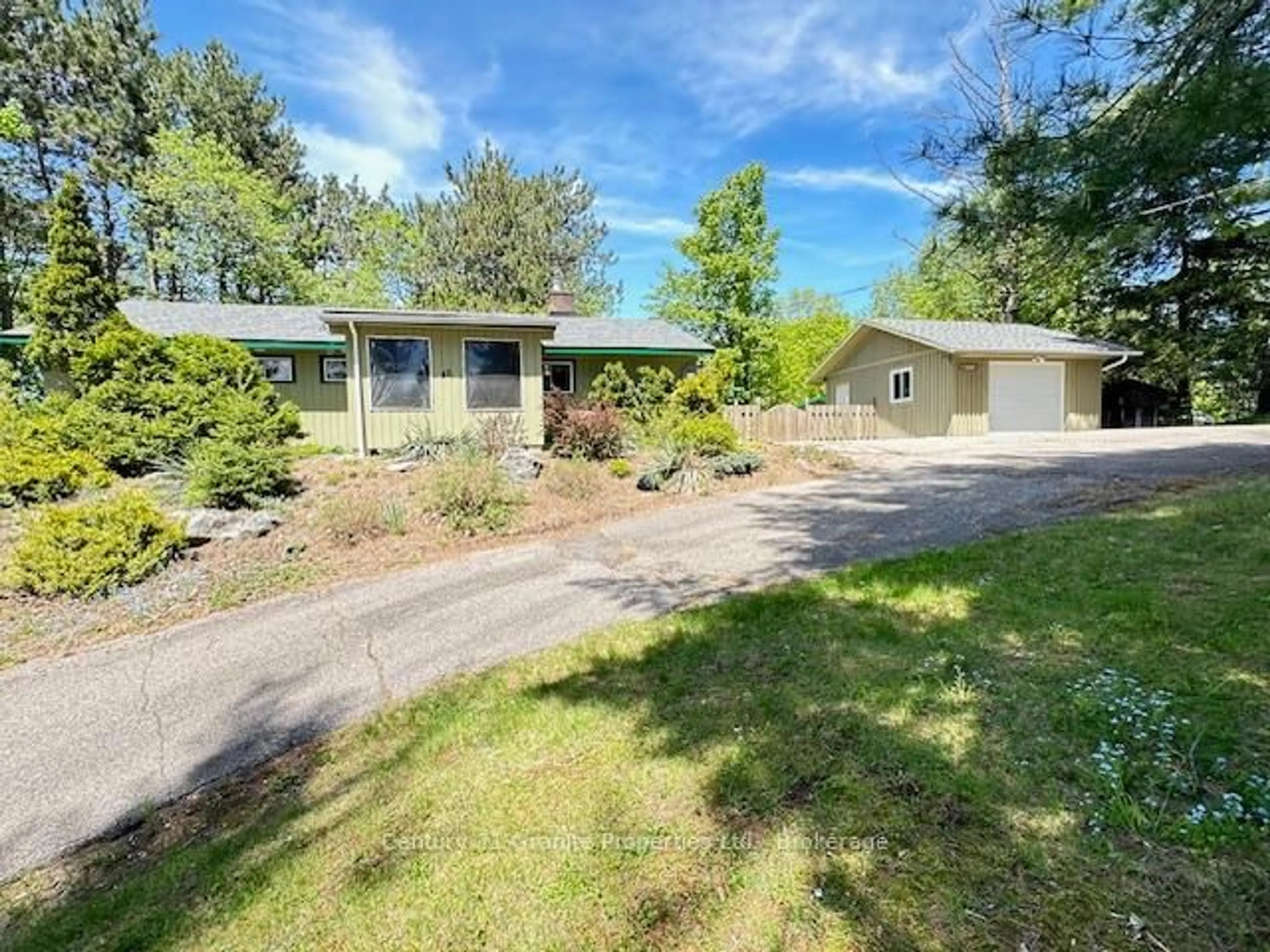 A pic from outside/outdoor area/front of a property/back of a property/a pic from drone, unknown for 45 Isabella St, Parry Sound Ontario P2A 1M4