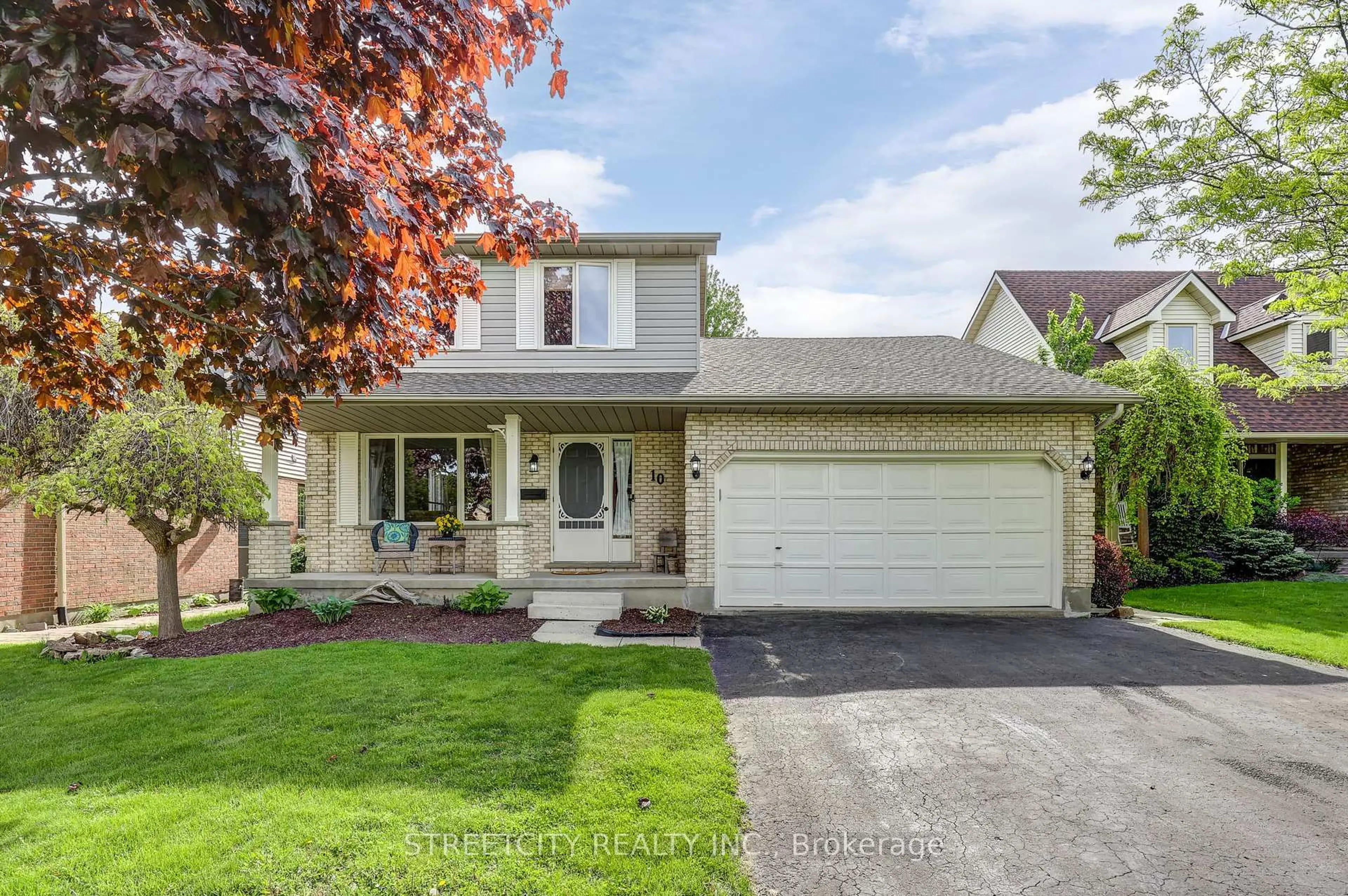 Home with vinyl exterior material, street for 10 Timberlane Cres, St. Thomas Ontario N5P 4G9