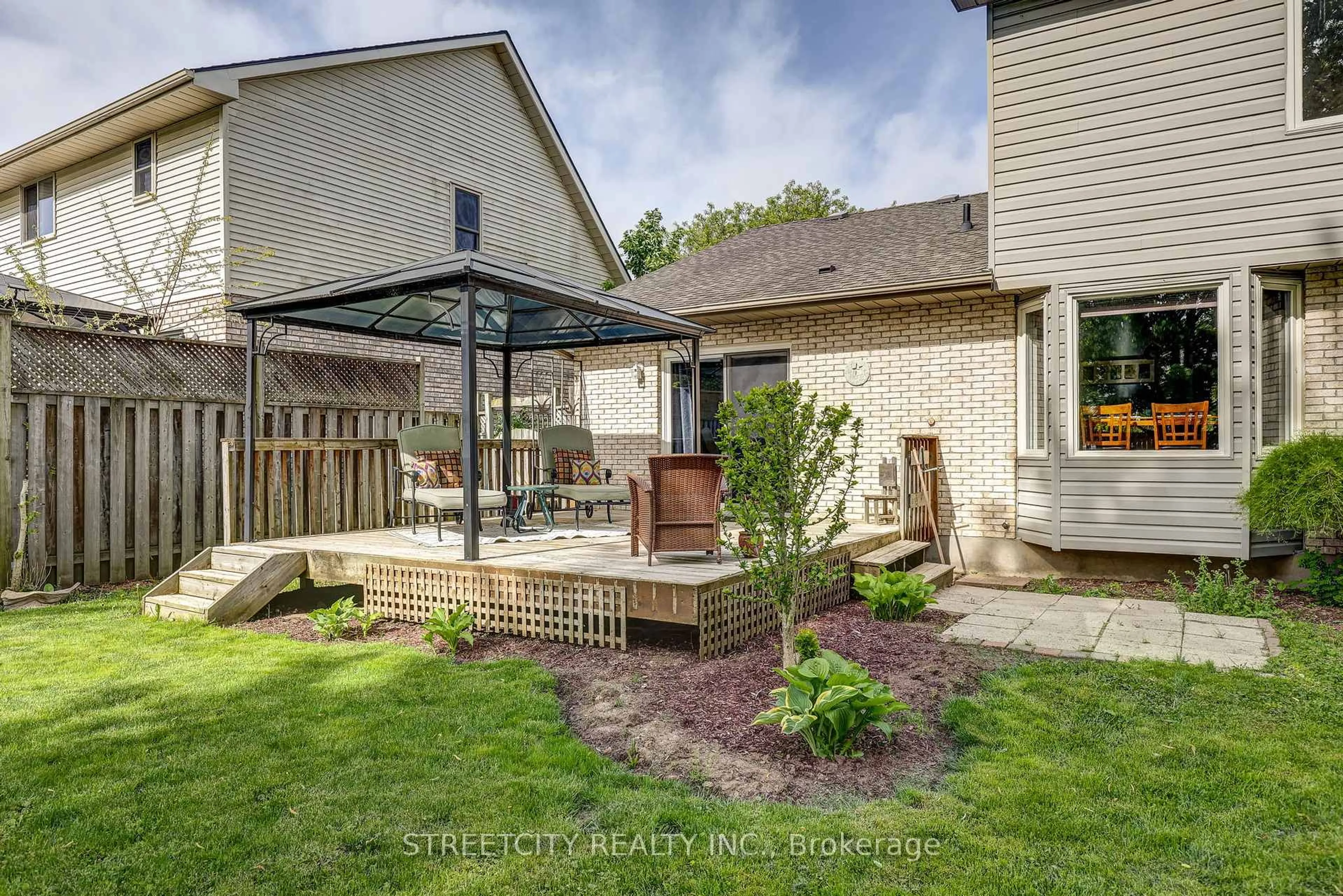 Patio, street for 10 Timberlane Cres, St. Thomas Ontario N5P 4G9