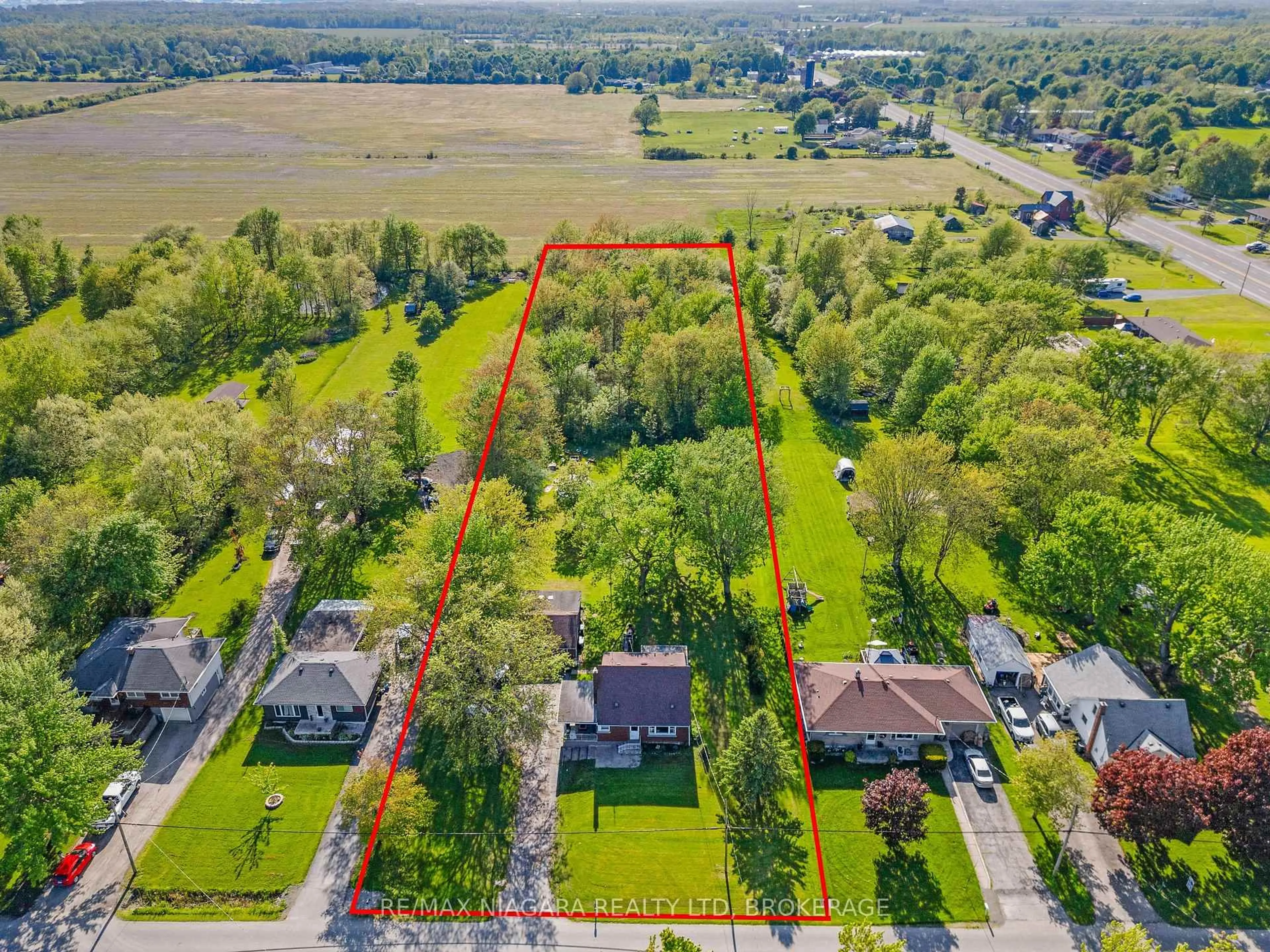 A pic from outside/outdoor area/front of a property/back of a property/a pic from drone, street for 958 SILVER BAY Rd, Port Colborne Ontario L3K 5V3