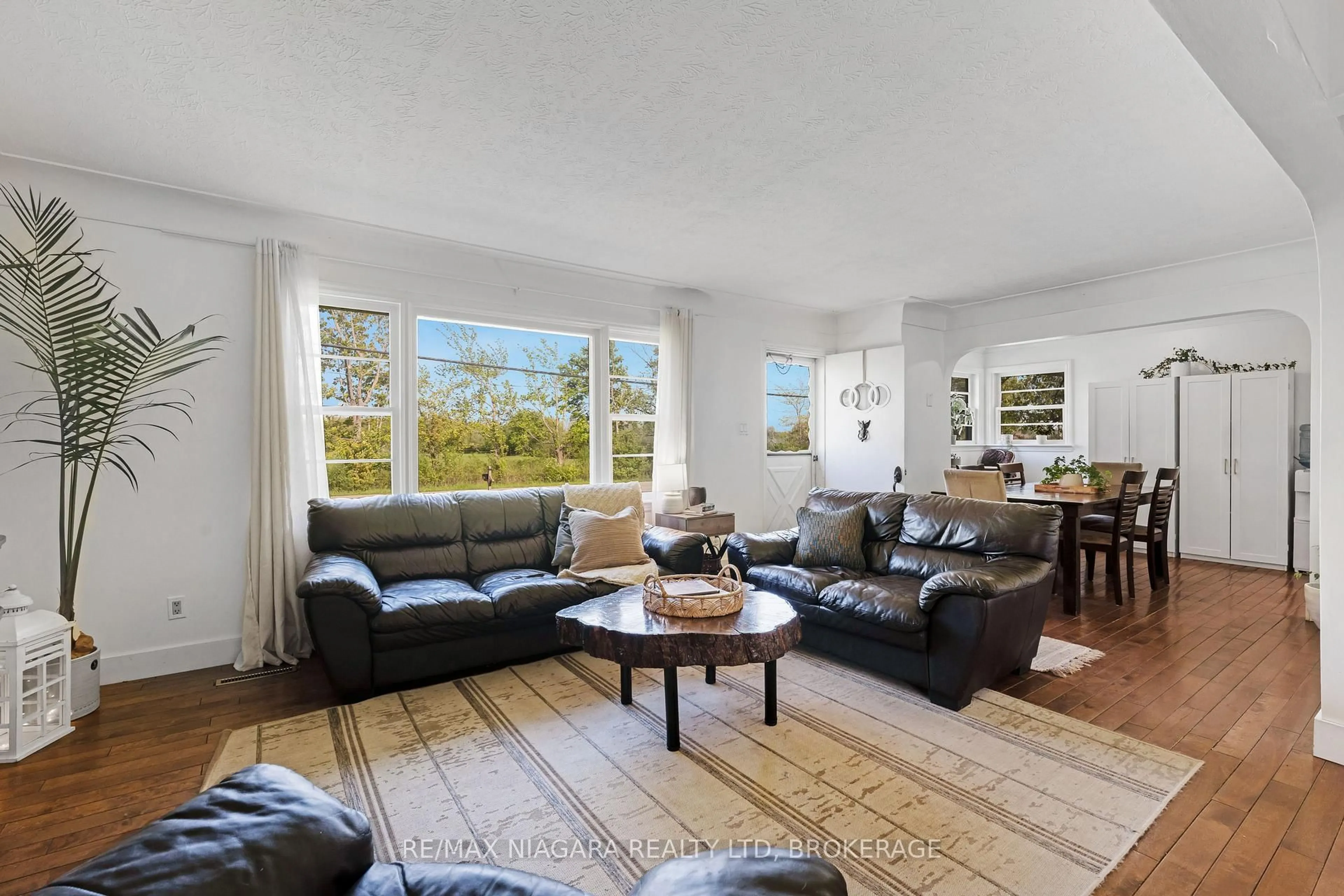 Living room with furniture, unknown for 958 SILVER BAY Rd, Port Colborne Ontario L3K 5V3