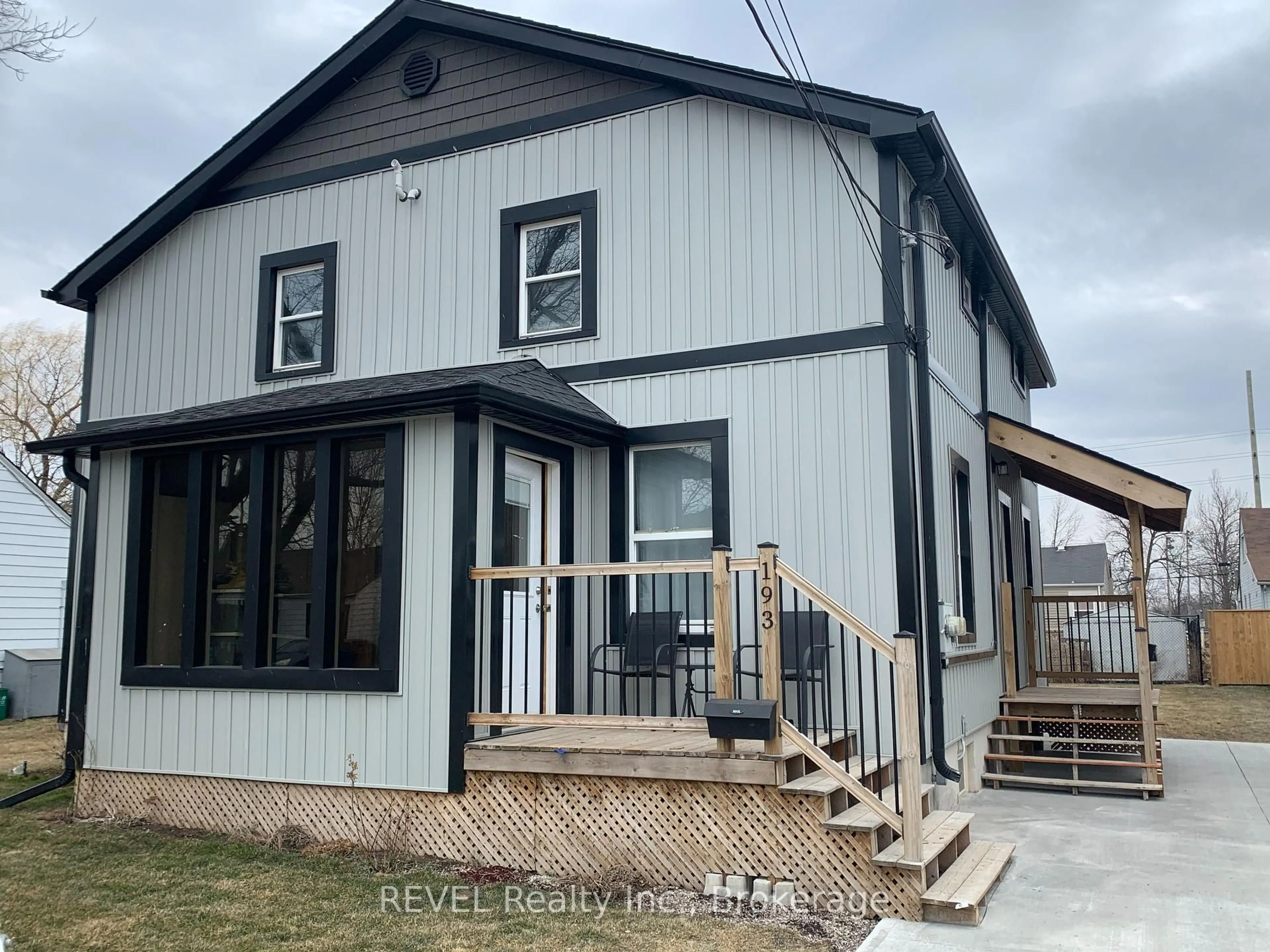 Home with vinyl exterior material, building for 193 Idylewylde St, Fort Erie Ontario L2A 2L4