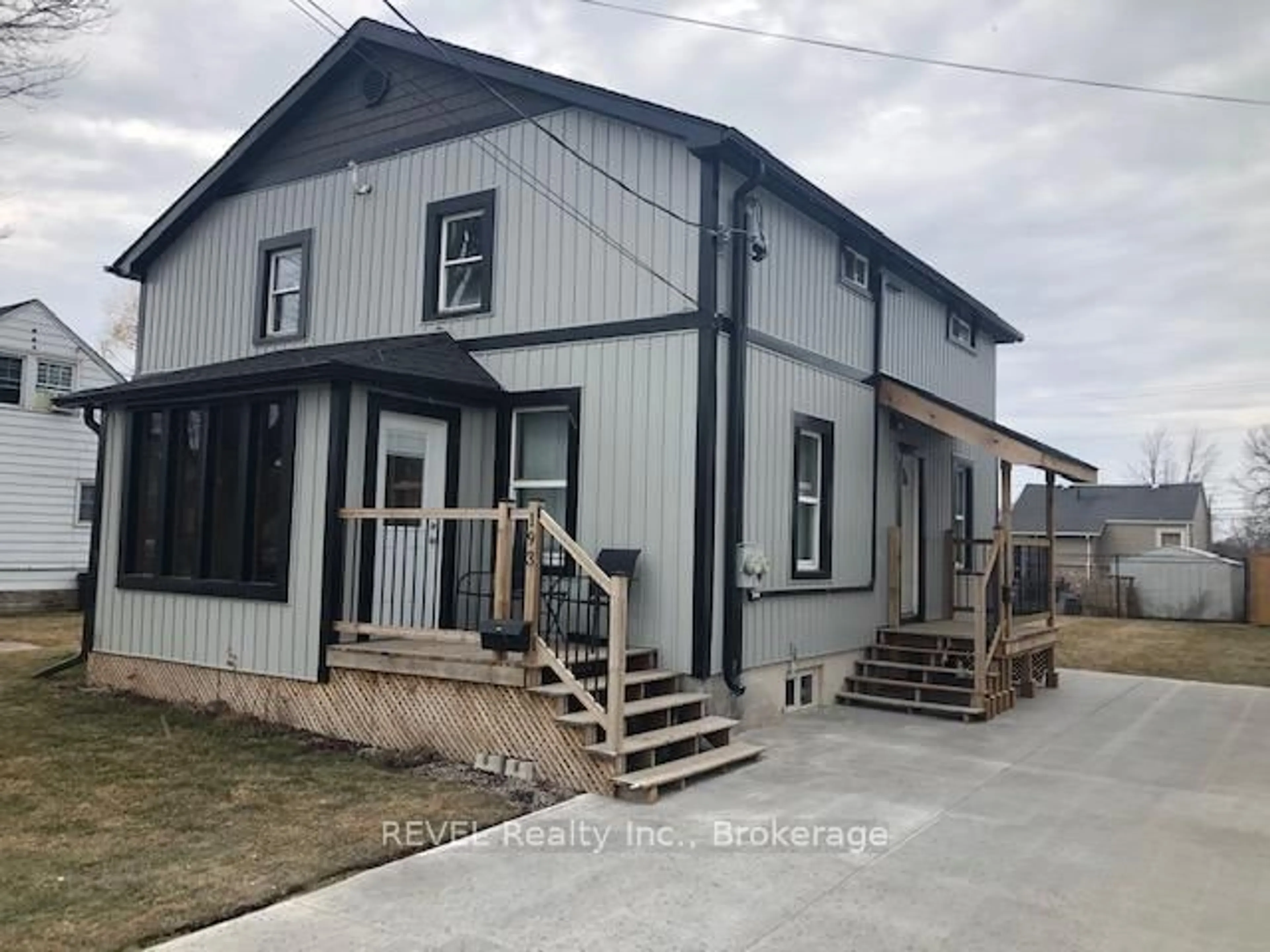 Home with vinyl exterior material, building for 193 Idylewylde St, Fort Erie Ontario L2A 2L4