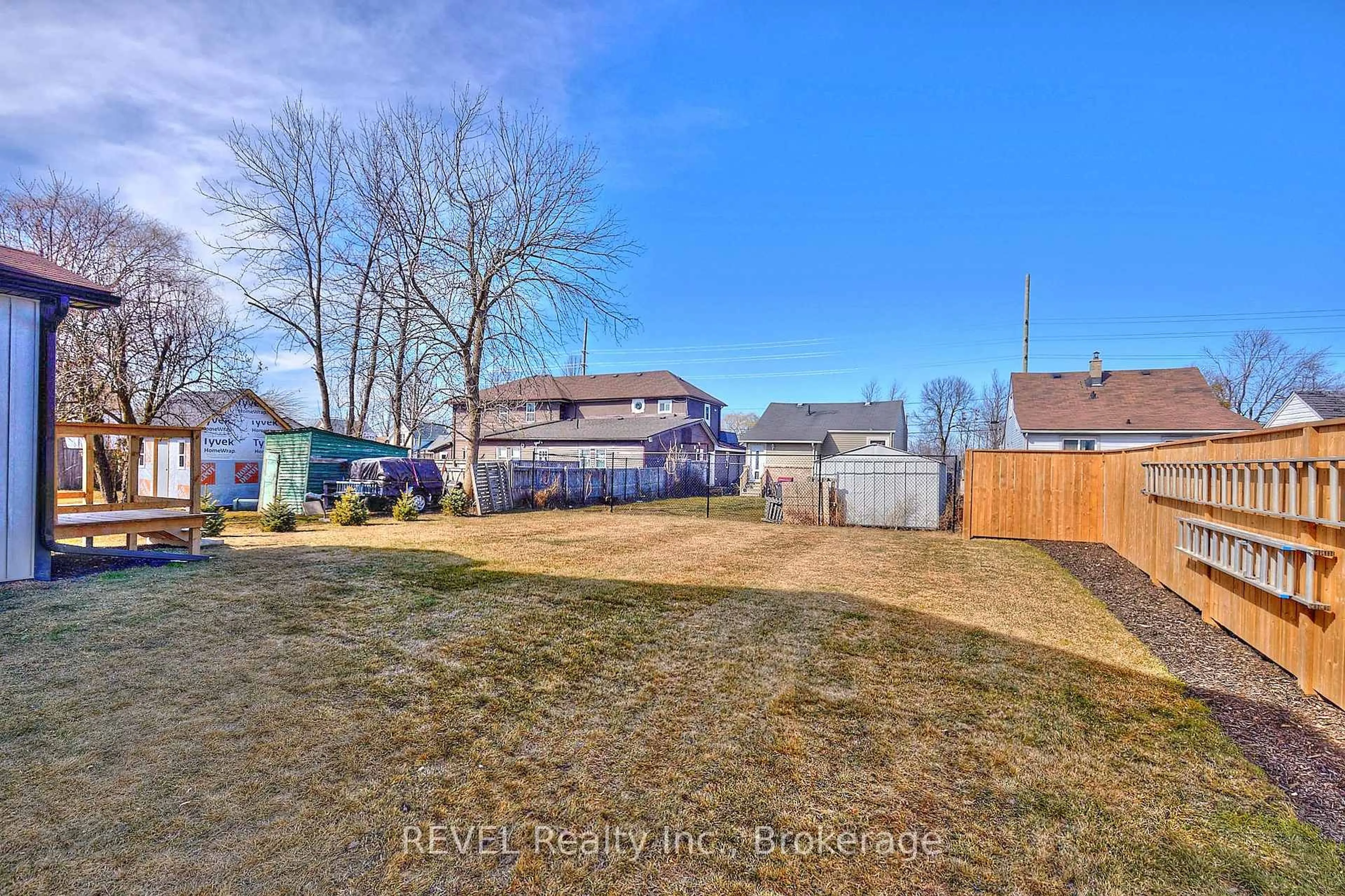 A pic from outside/outdoor area/front of a property/back of a property/a pic from drone, street for 193 Idylewylde St, Fort Erie Ontario L2A 2L4