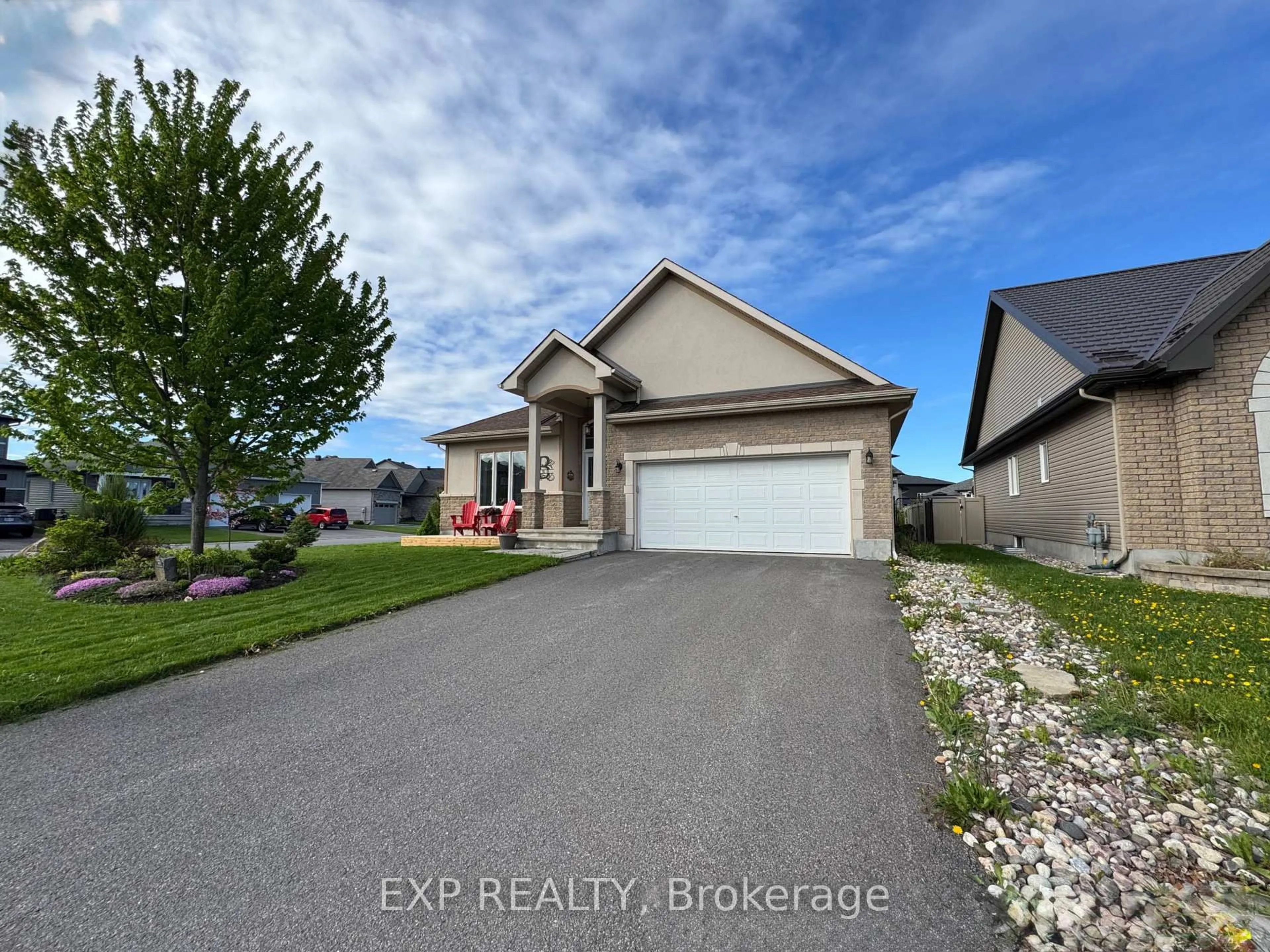A pic from outside/outdoor area/front of a property/back of a property/a pic from drone, unknown for 369 Zircon St, Clarence-Rockland Ontario K4K 0H9