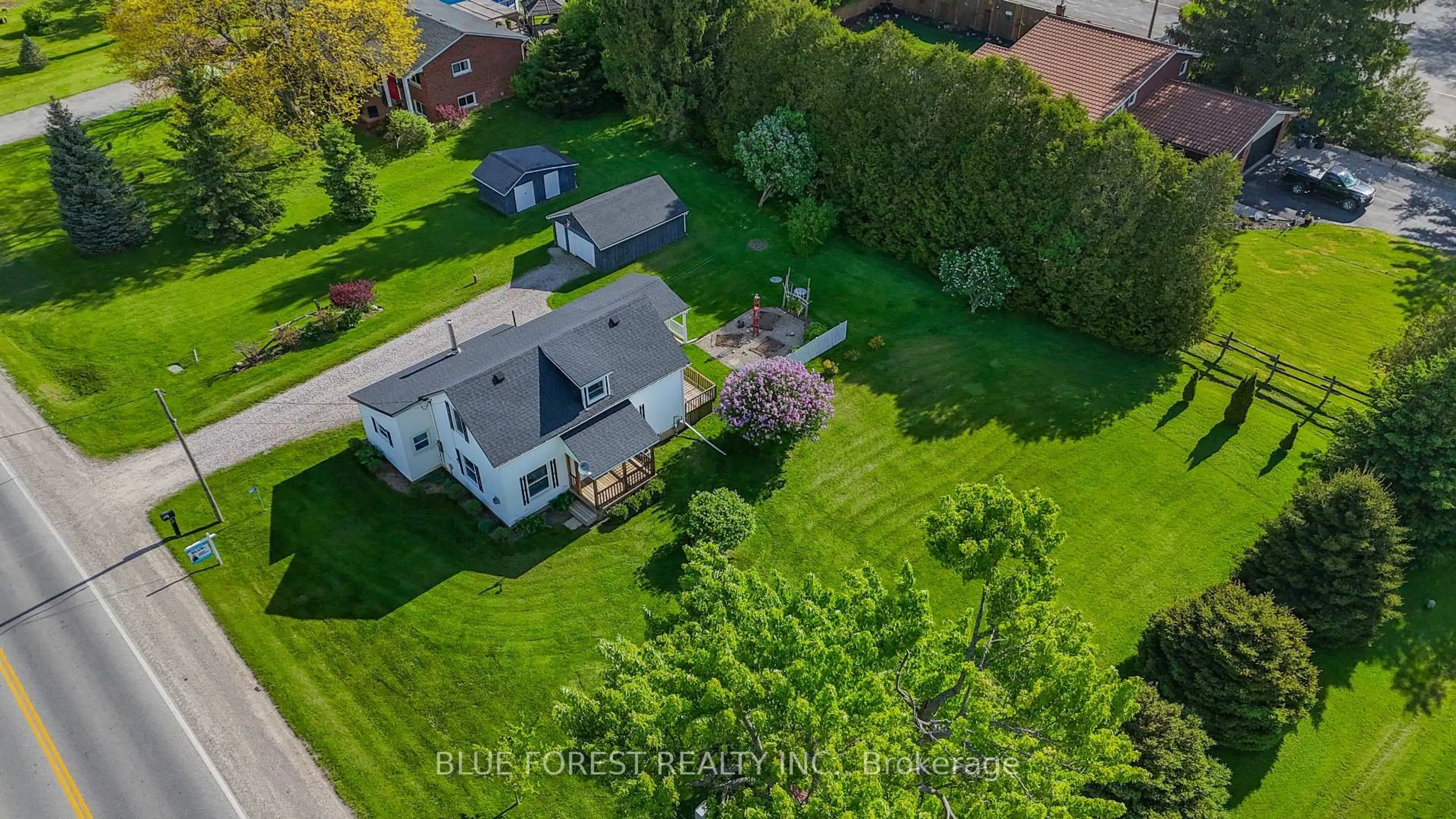A pic from outside/outdoor area/front of a property/back of a property/a pic from drone, street for 9404 Belmont Rd, Central Elgin Ontario N5P 3S7