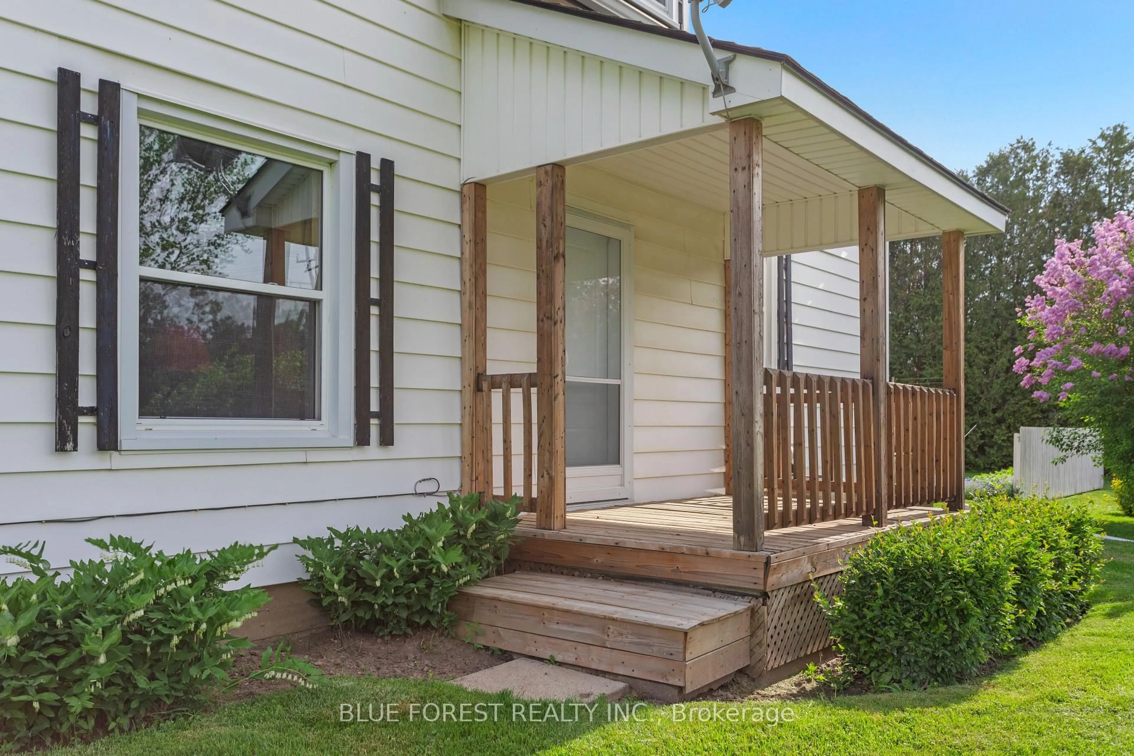 Home with vinyl exterior material, street for 9404 Belmont Rd, Central Elgin Ontario N5P 3S7