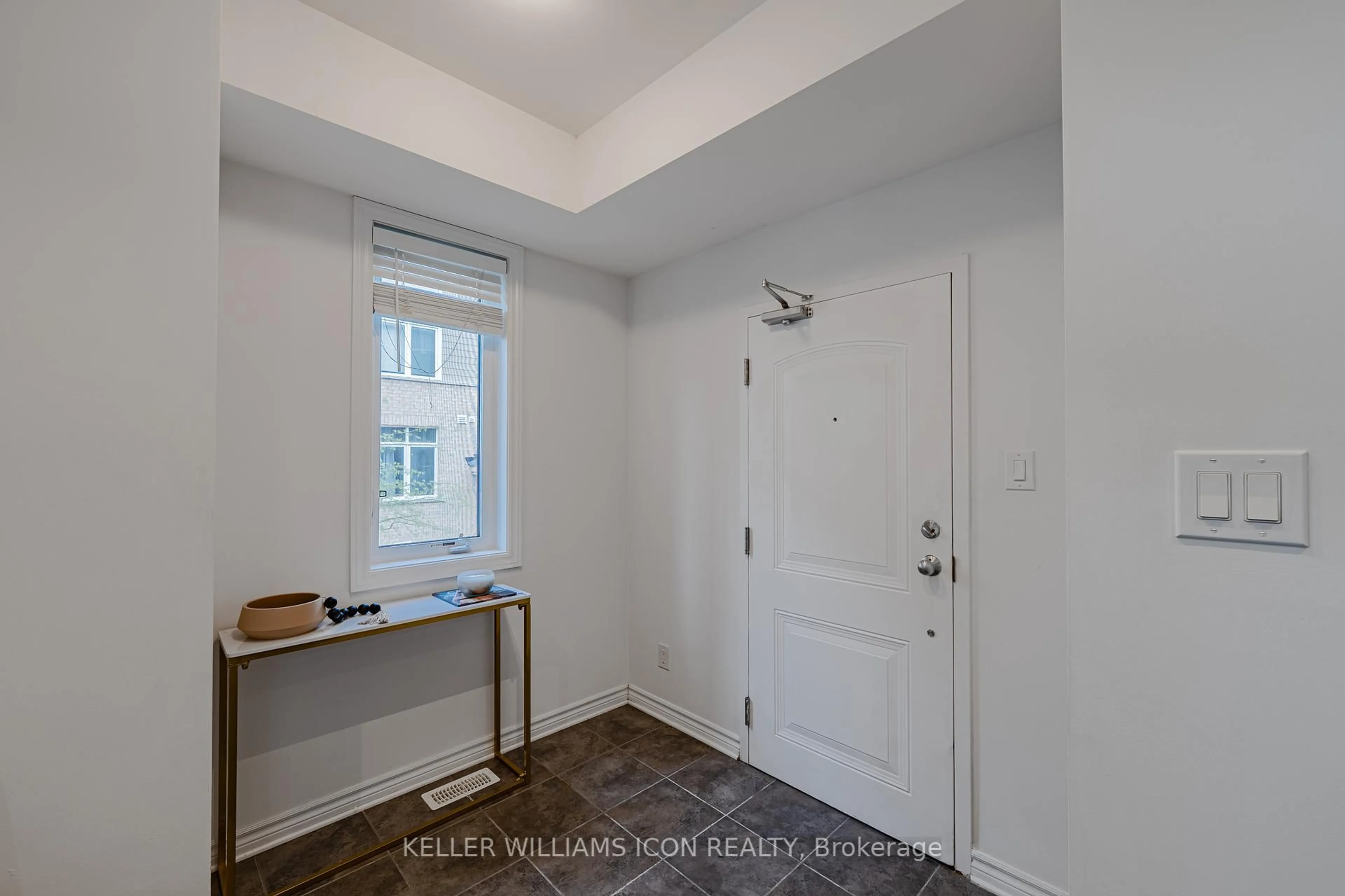 Indoor entryway for 306 Everest Private #D, Ottawa Ontario K1G 4E3