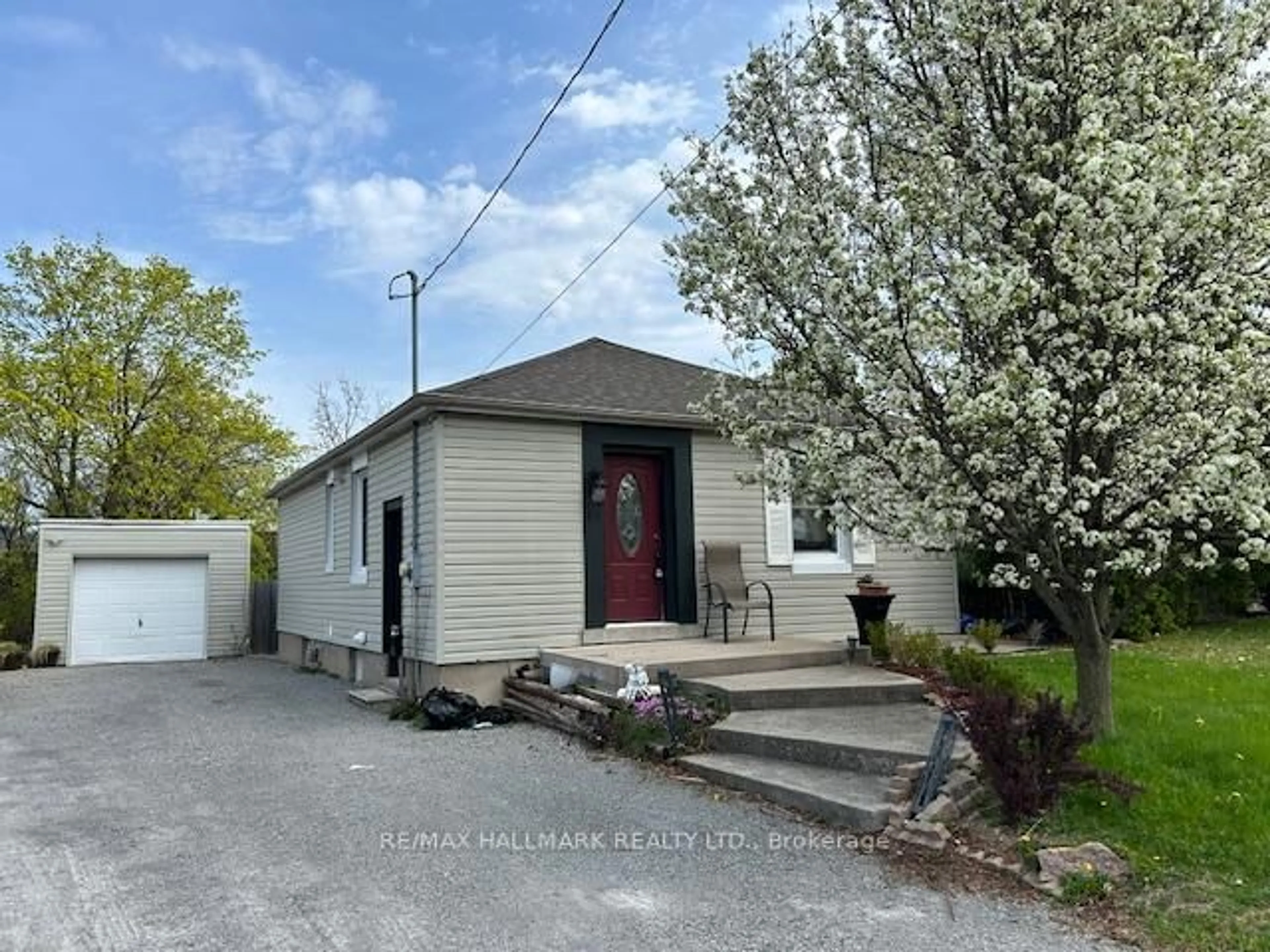 A pic from outside/outdoor area/front of a property/back of a property/a pic from drone, street for 46 Argyle Cres, St. Catharines Ontario L2P 2P4