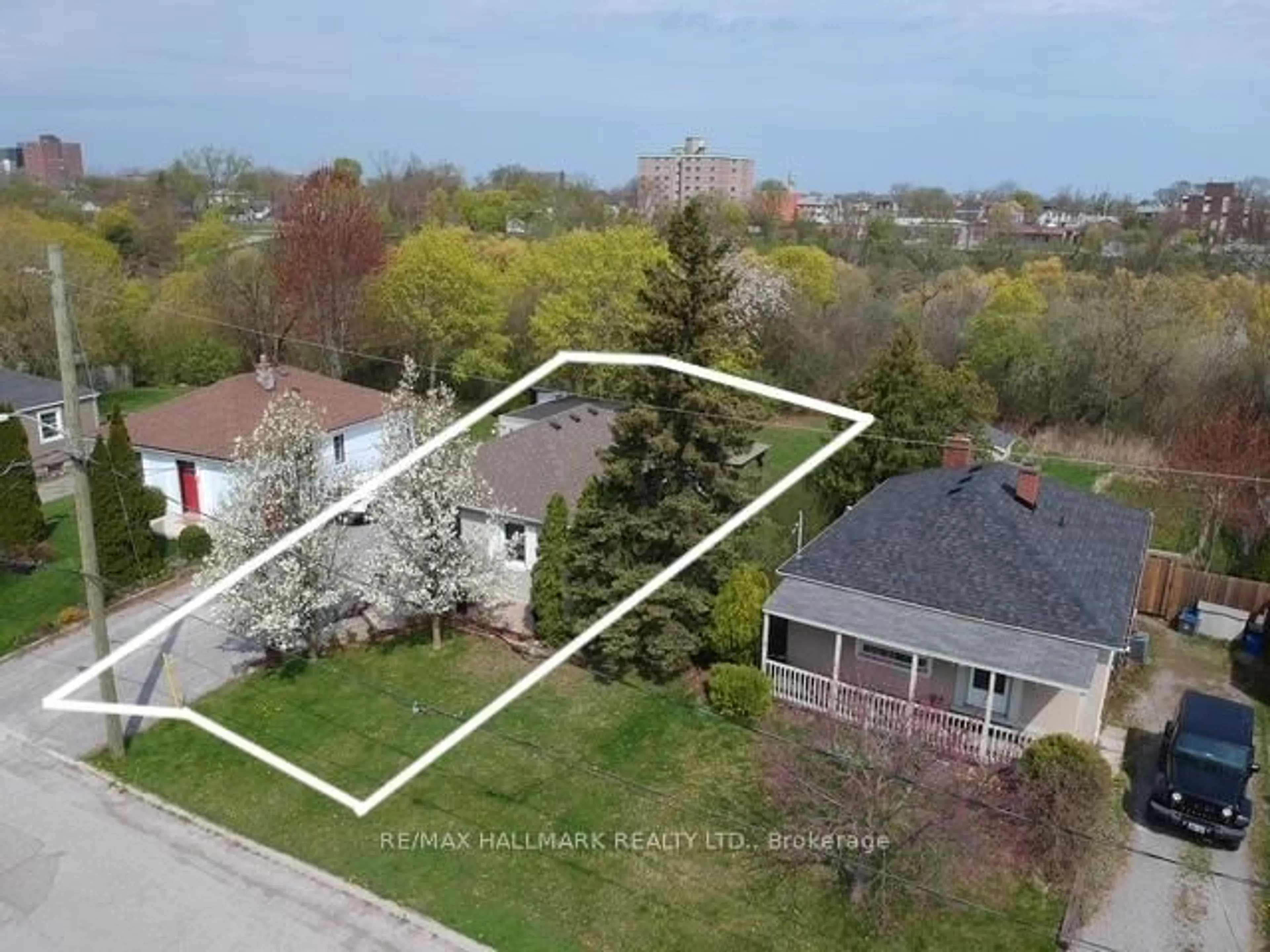 A pic from outside/outdoor area/front of a property/back of a property/a pic from drone, street for 46 Argyle Cres, St. Catharines Ontario L2P 2P4