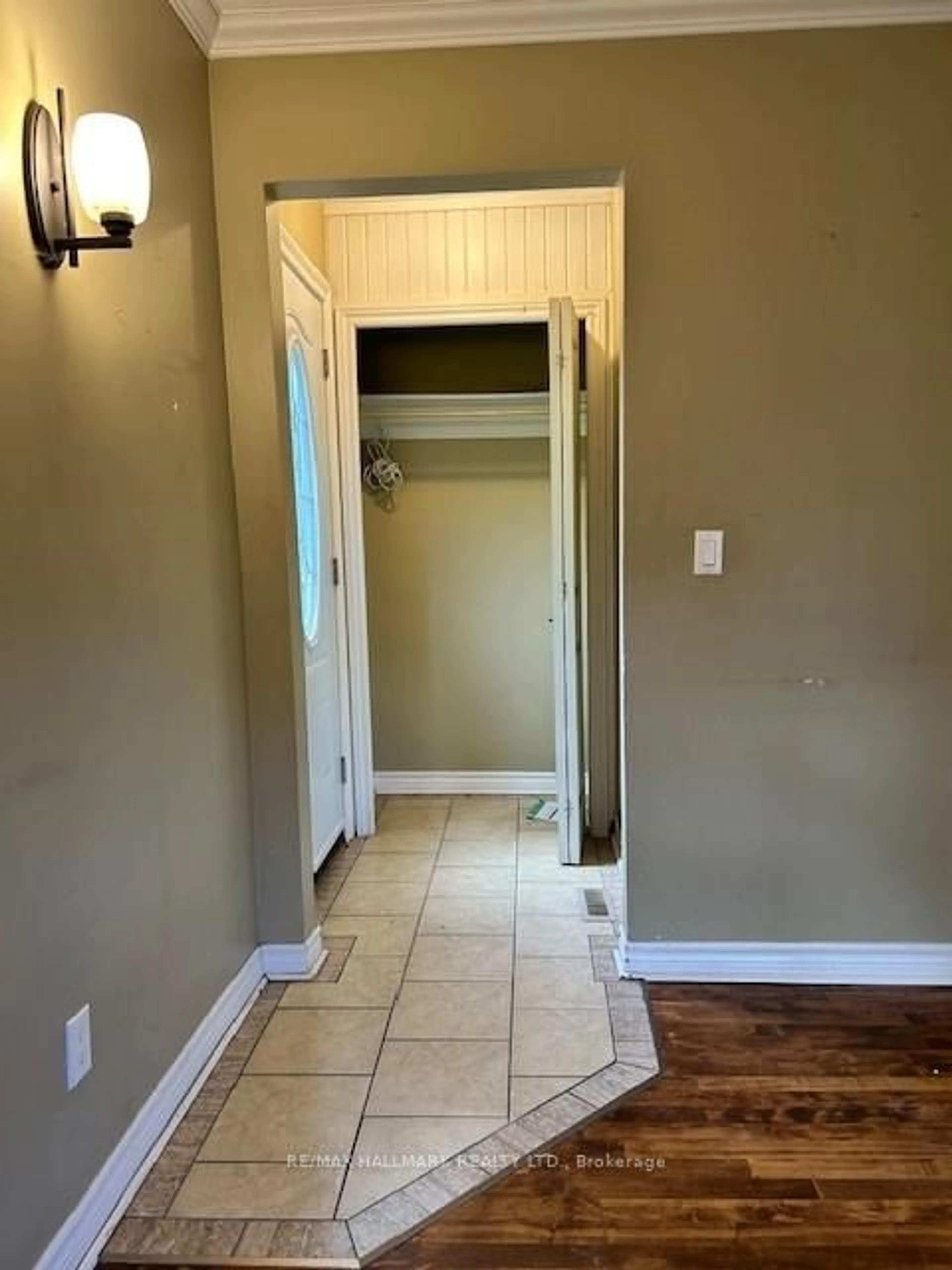 Indoor entryway for 46 Argyle Cres, St. Catharines Ontario L2P 2P4