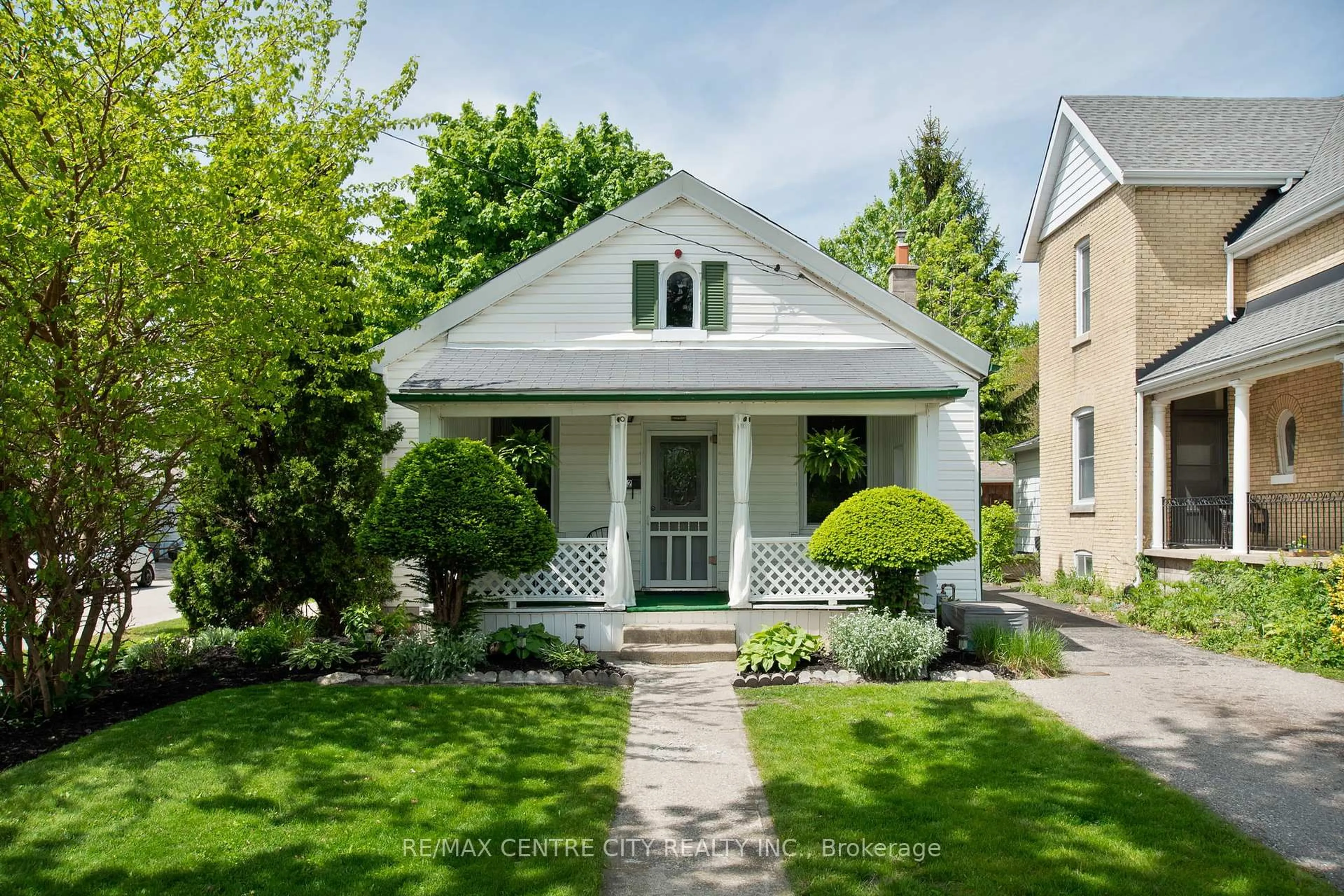 Home with vinyl exterior material, street for 582 Pall Mall St, London East Ontario N5Y 2Z9