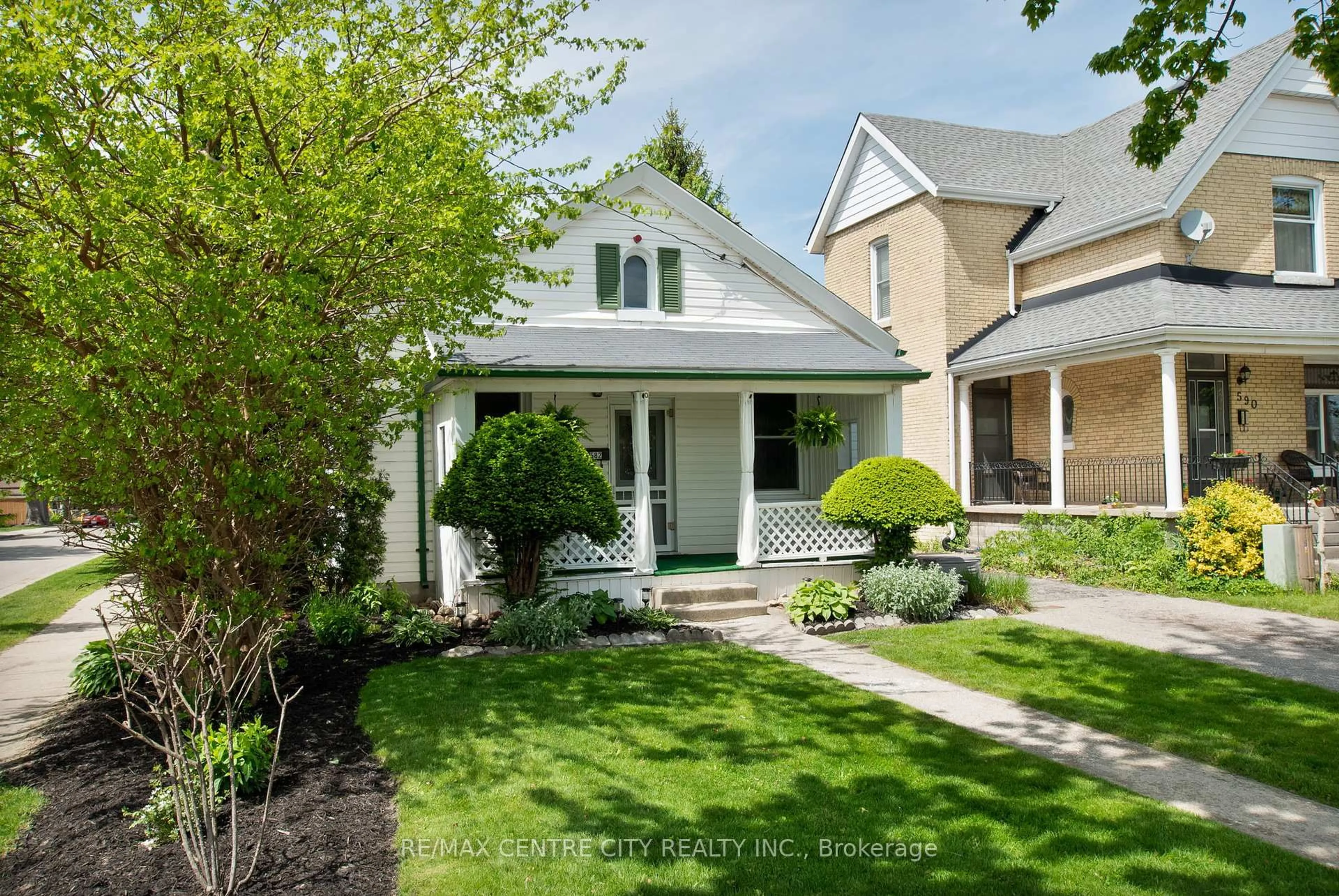Home with vinyl exterior material, street for 582 Pall Mall St, London East Ontario N5Y 2Z9