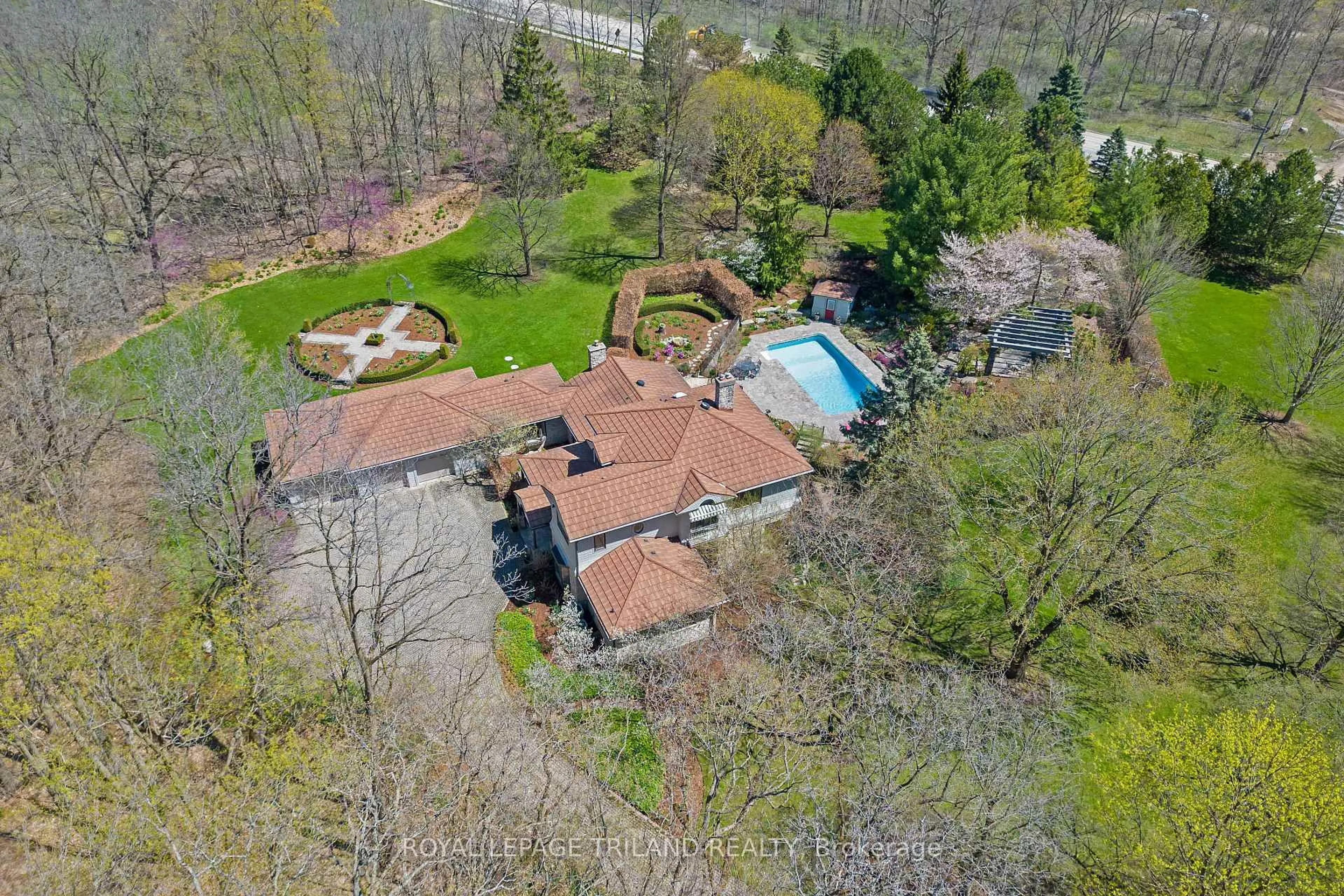 A pic from outside/outdoor area/front of a property/back of a property/a pic from drone, unknown for 3 Old Oak Lane, London South Ontario N6K 3S6