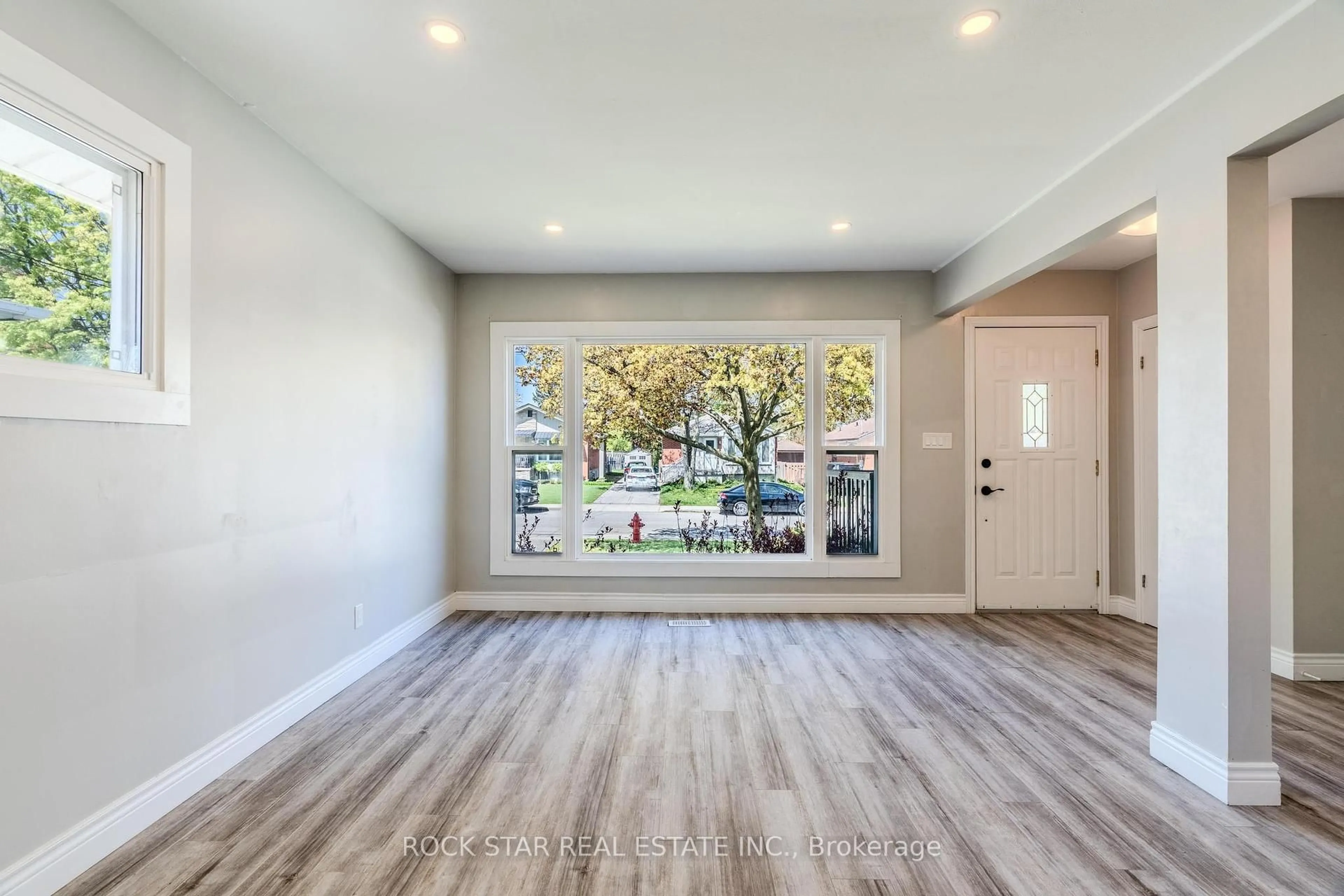 Indoor entryway for 543 East 27th St, Hamilton Ontario L8V 3H4