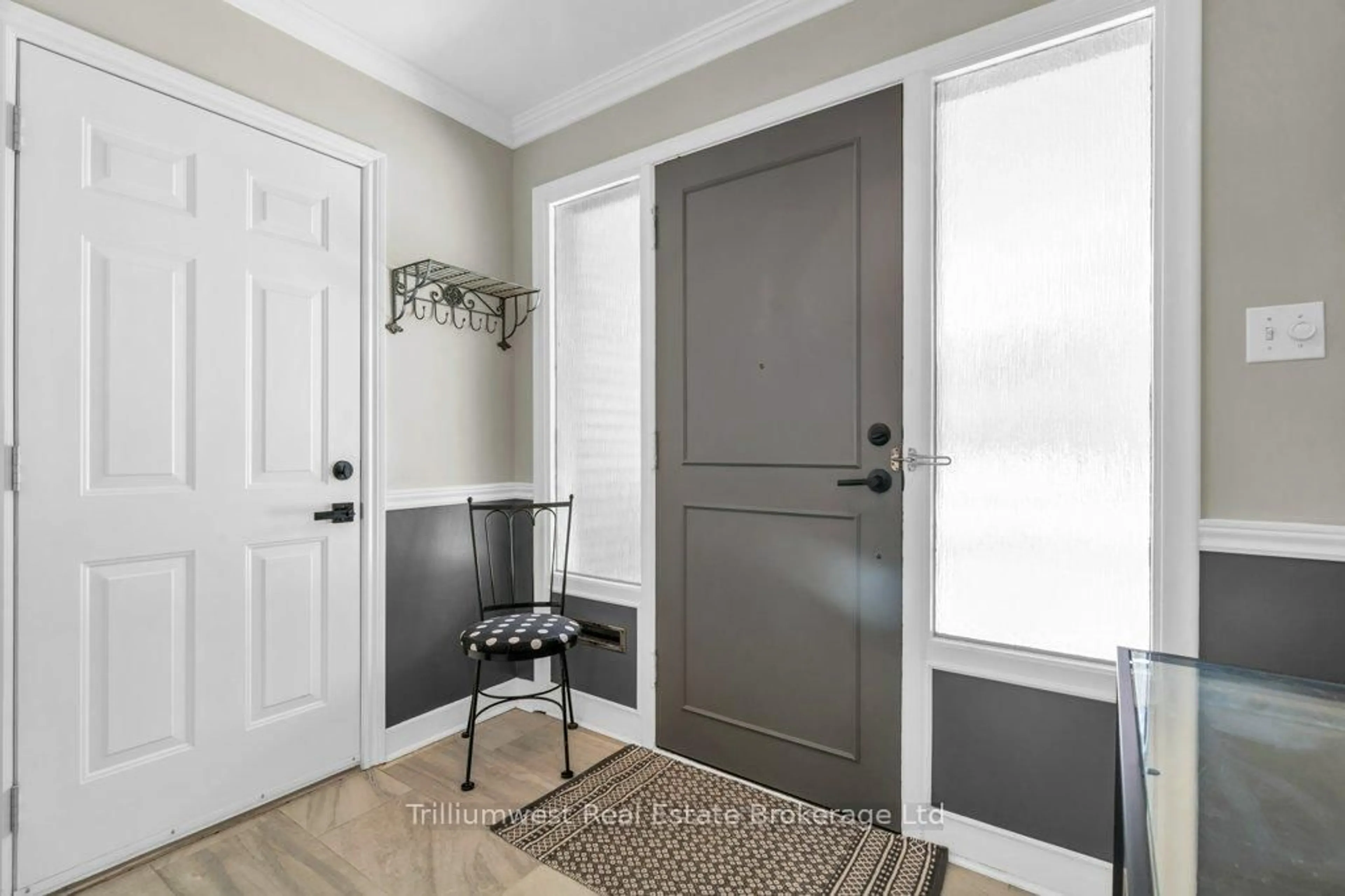 Indoor entryway for 52 Forest Hill Dr, Guelph Ontario N1G 2E6