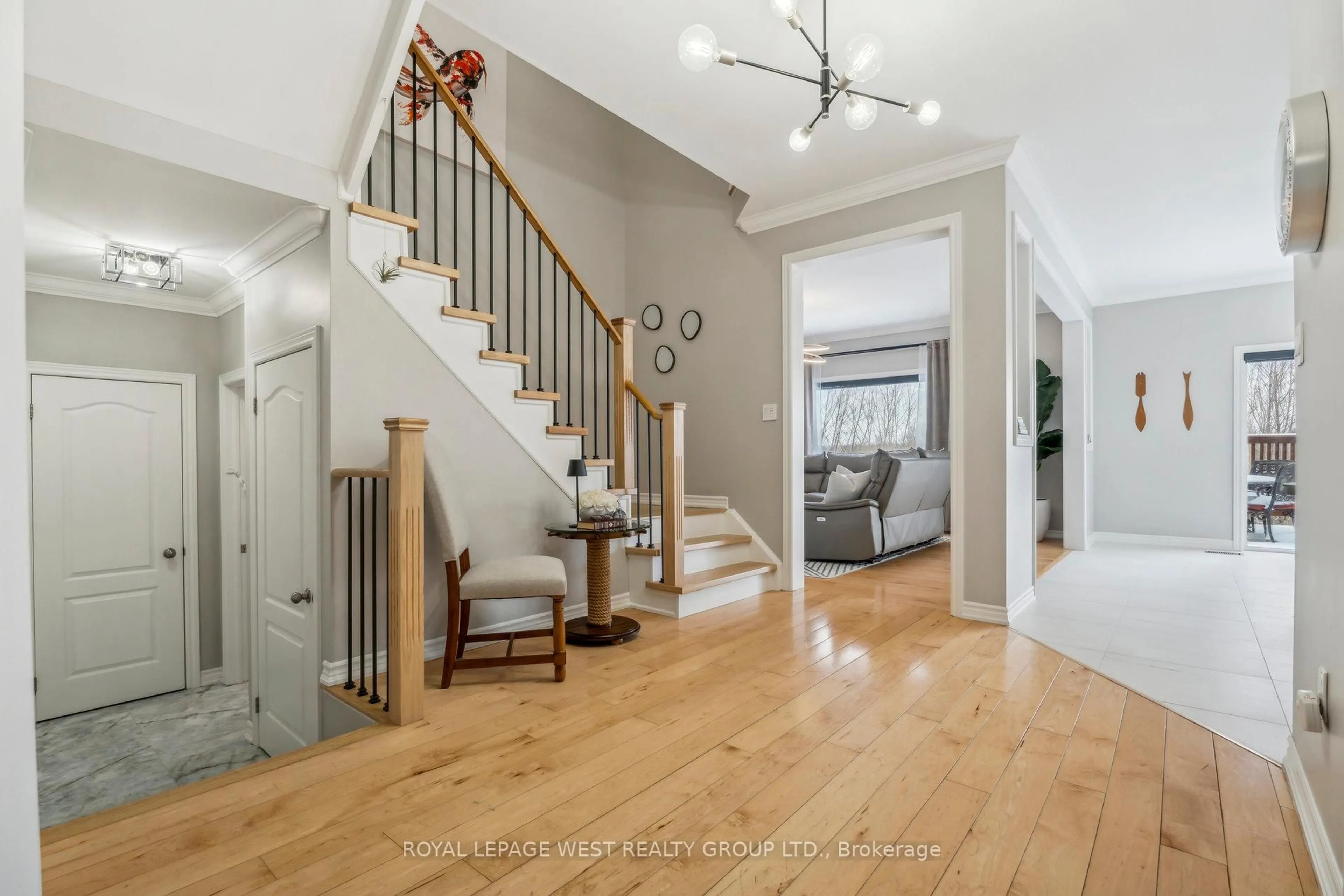 Indoor entryway for 264 Morden Dr, Shelburne Ontario L9V 2S3