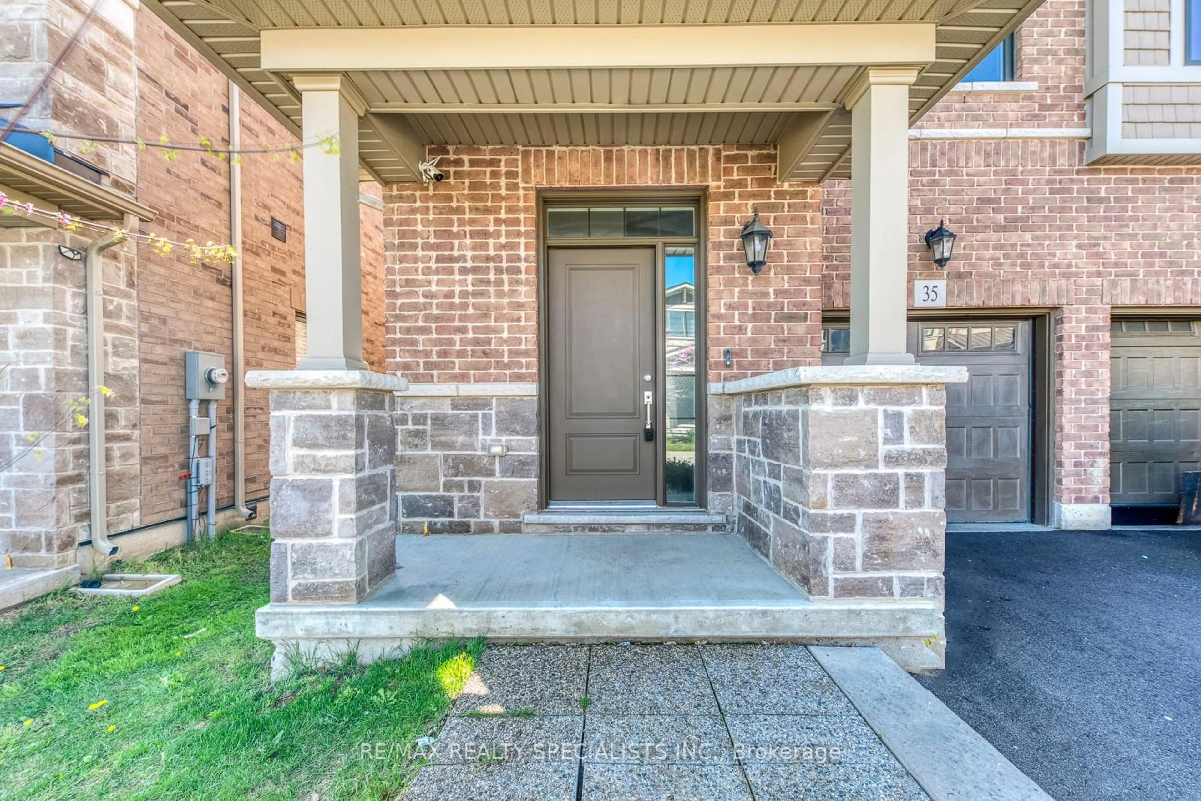Home with brick exterior material, street for 35 Pelican Lane, Hamilton Ontario L8K 0A4