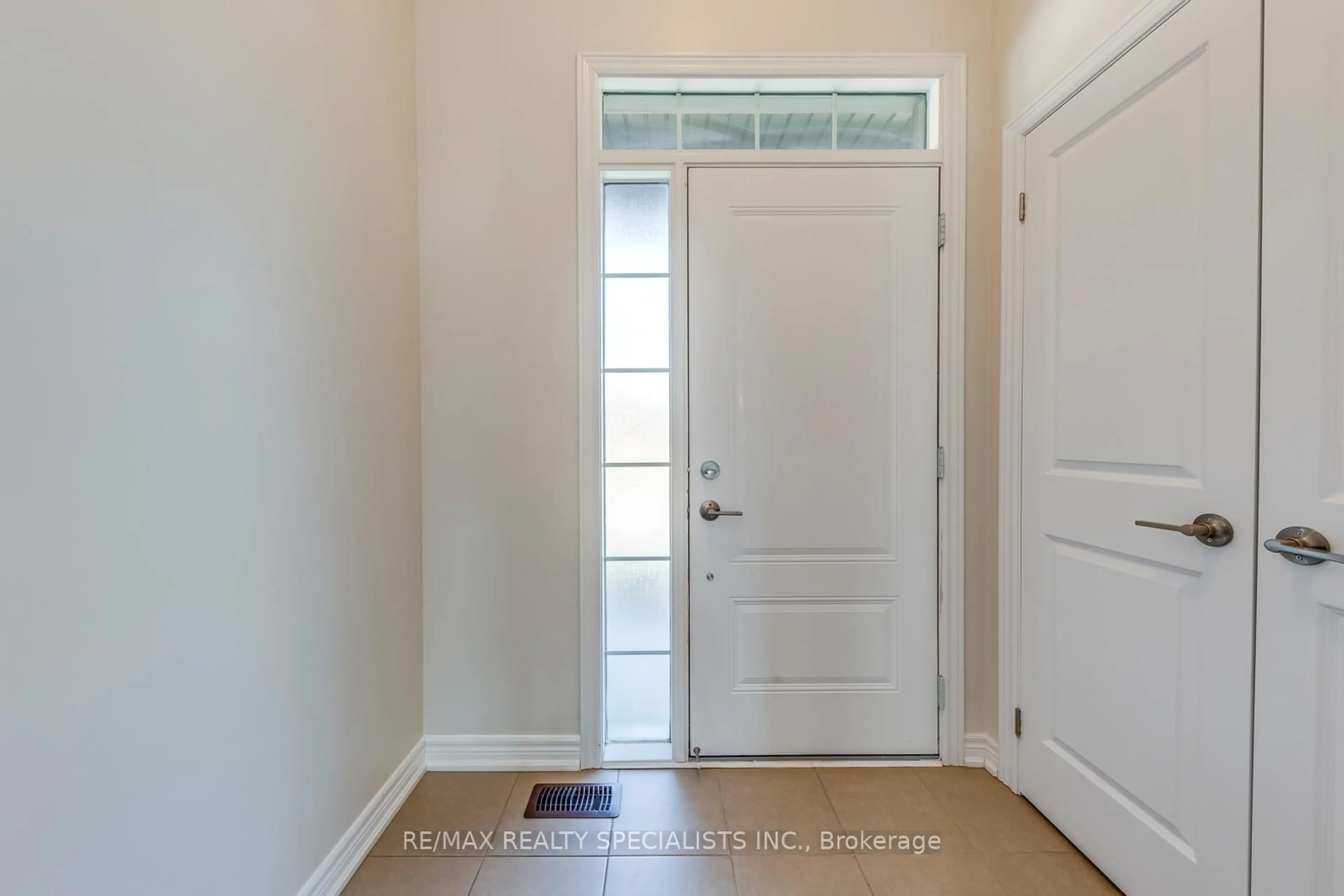 Indoor entryway for 35 Pelican Lane, Hamilton Ontario L8K 0A4