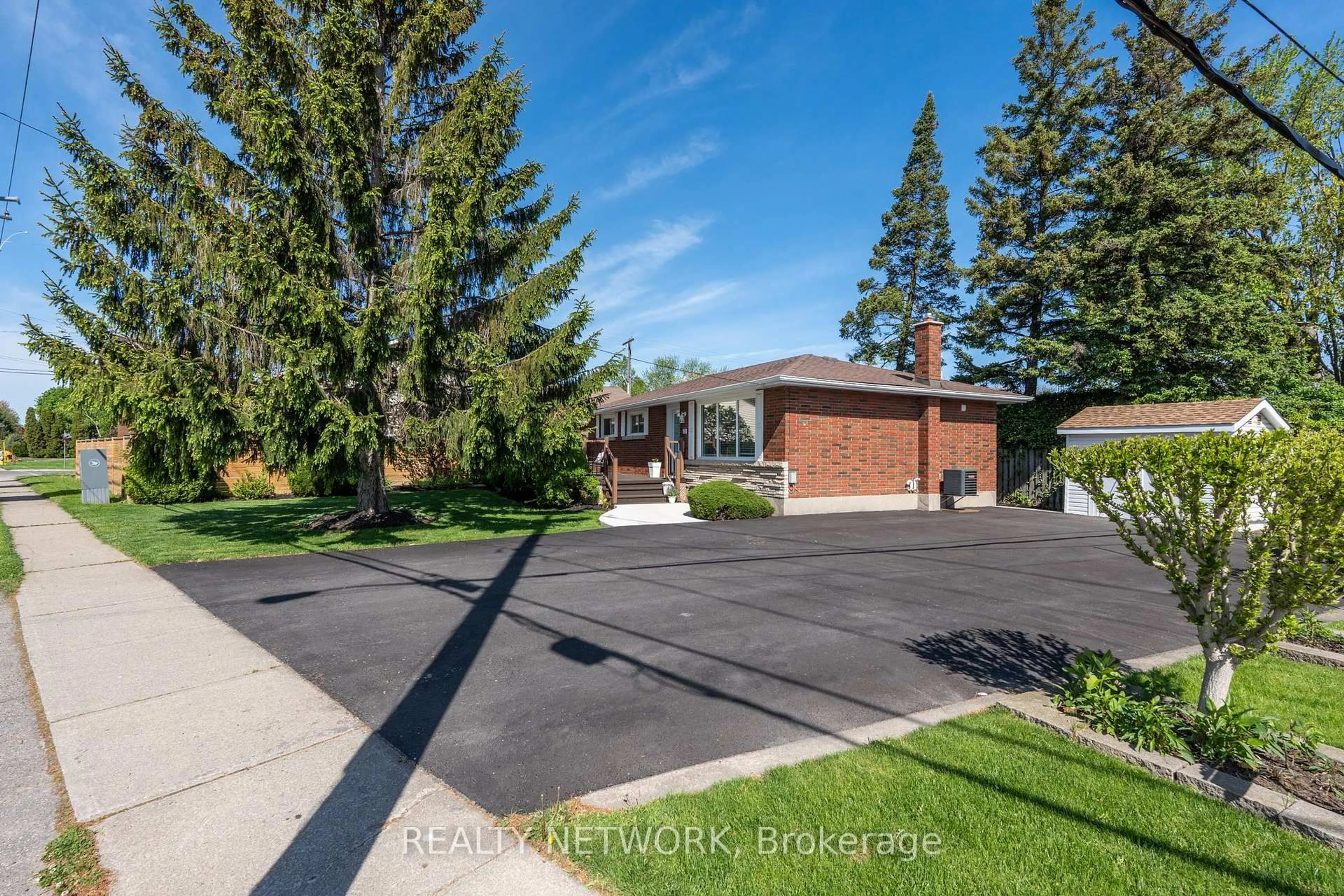 A pic from outside/outdoor area/front of a property/back of a property/a pic from drone, street for 75 Parnell Rd, St. Catharines Ontario L2M 1V8