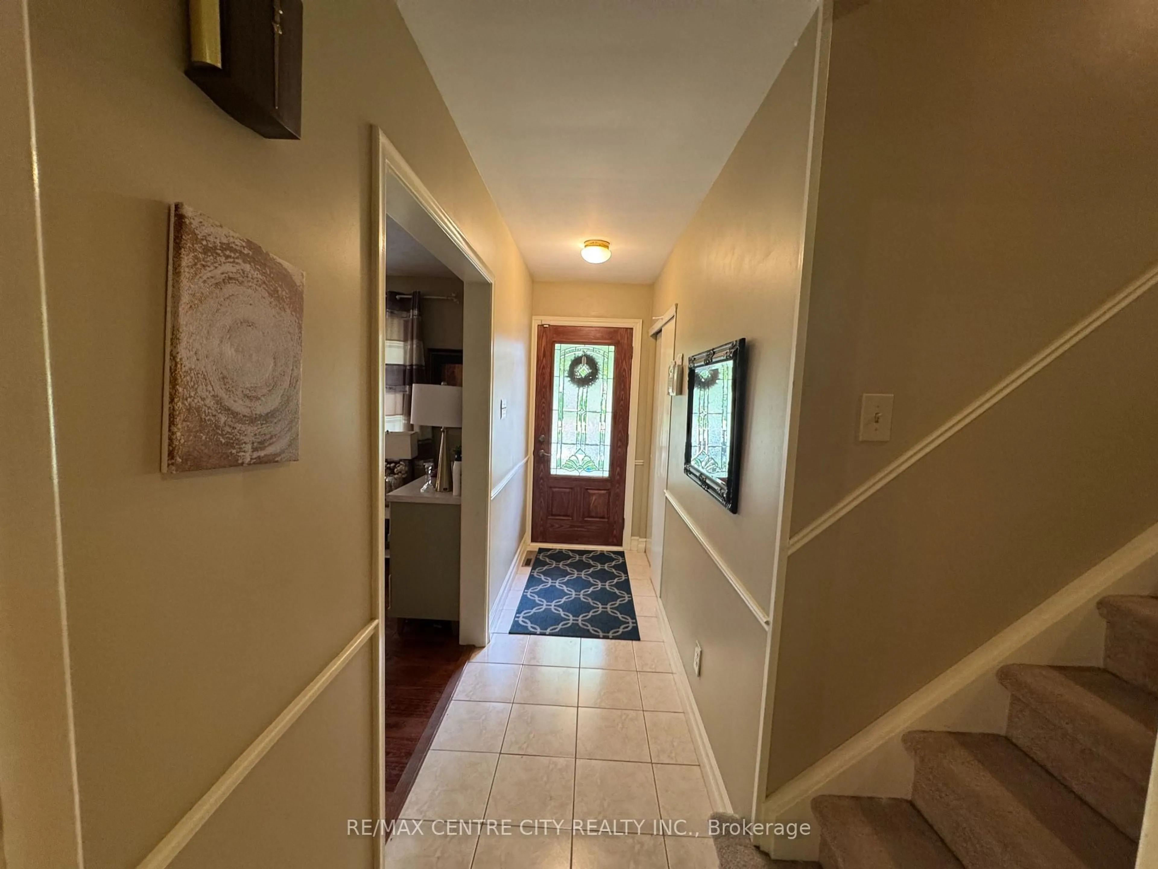 Indoor foyer for 1462 Glengarry Ave, London North Ontario N5X 1R1