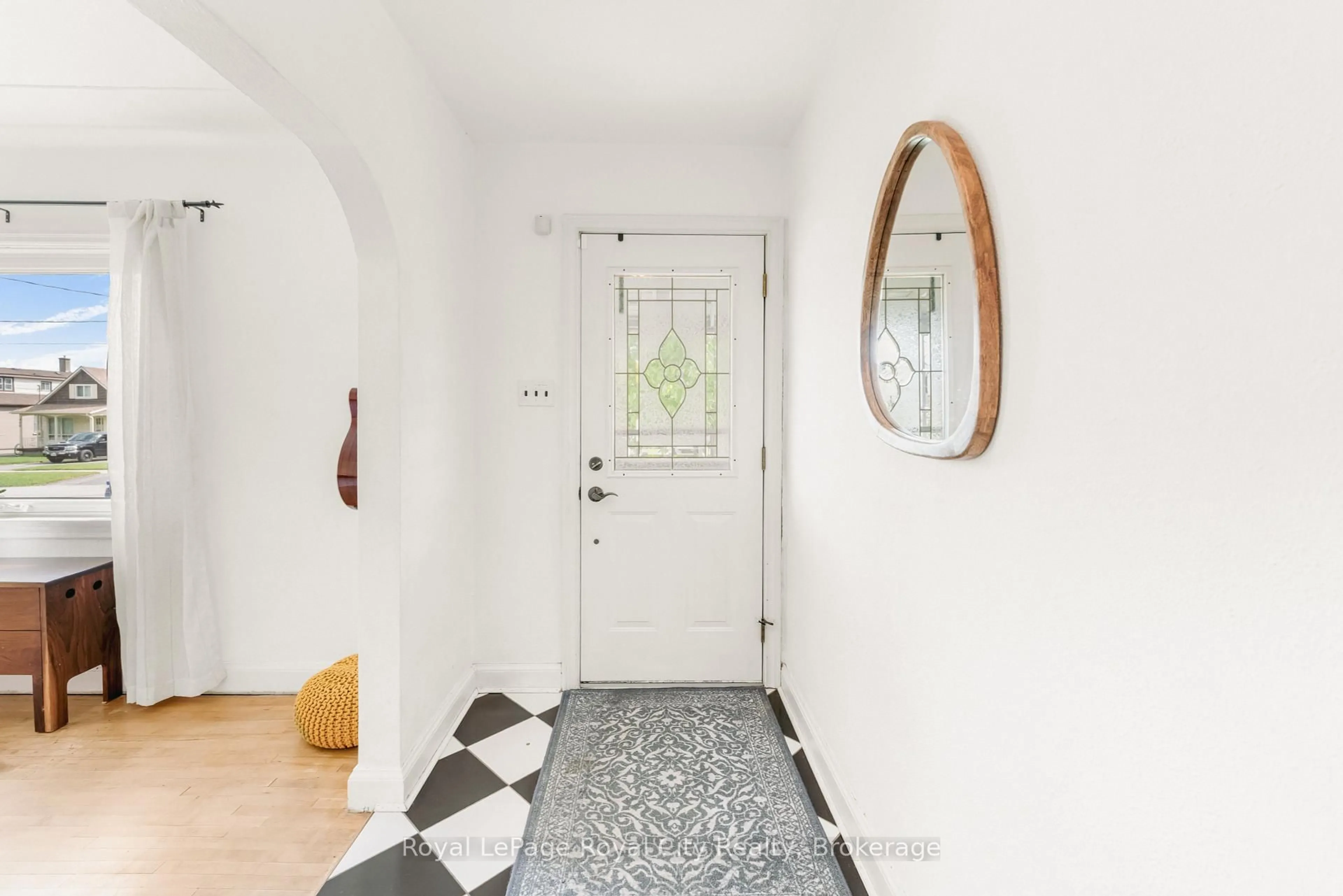 Indoor entryway for 307 Maple Ave, Kitchener Ontario N2H 4W9