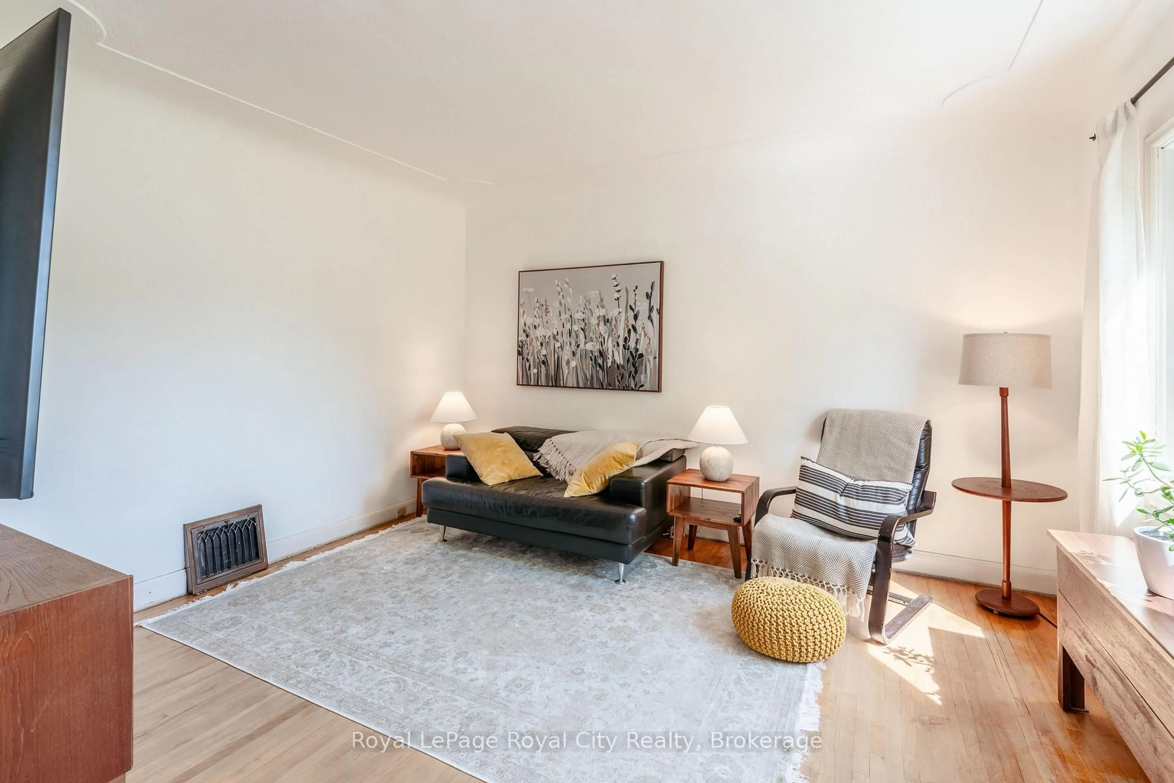 Living room with furniture, unknown for 307 Maple Ave, Kitchener Ontario N2H 4W9