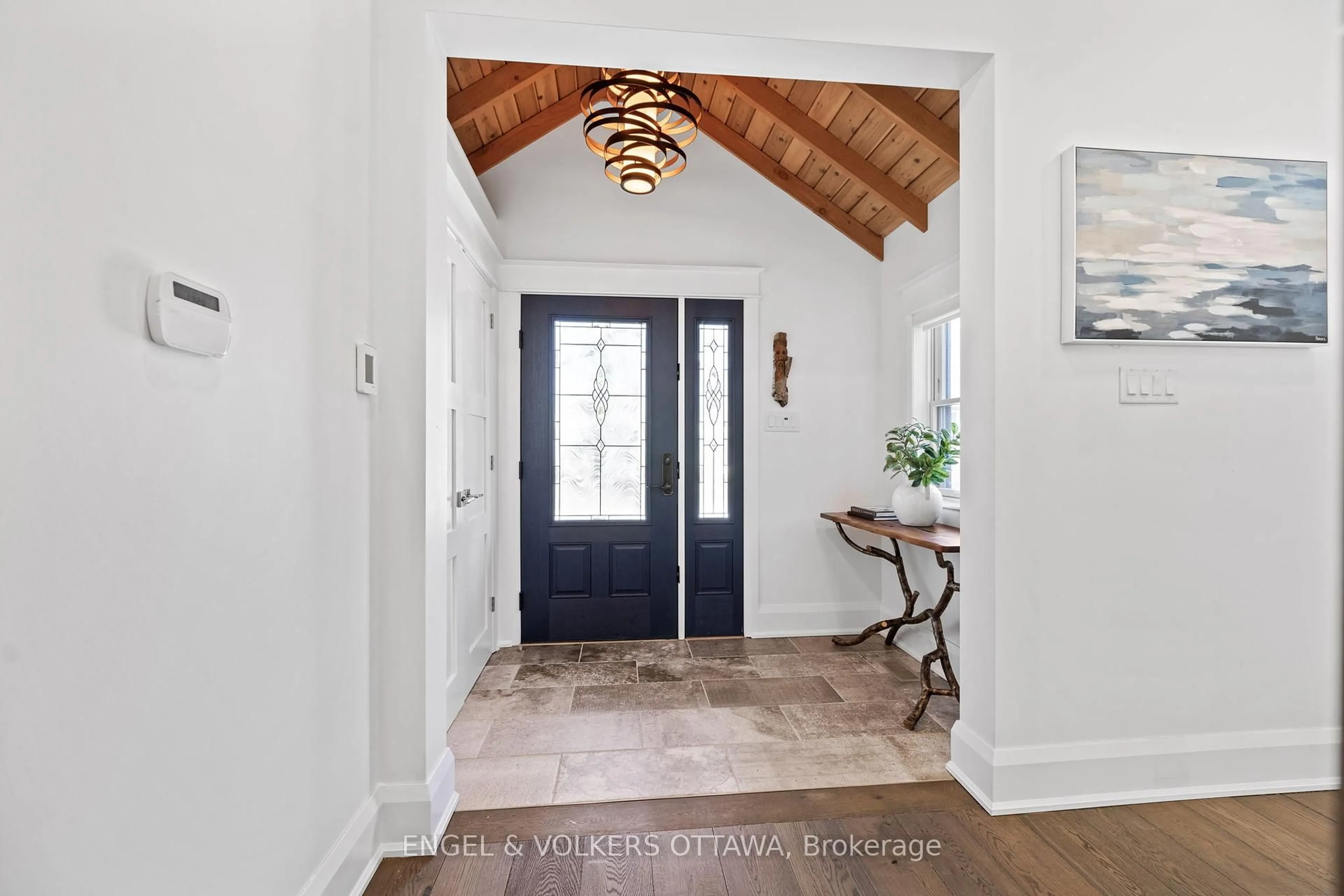 Indoor entryway for 350 Cunningham Ave, Ottawa Ontario K1H 6B4