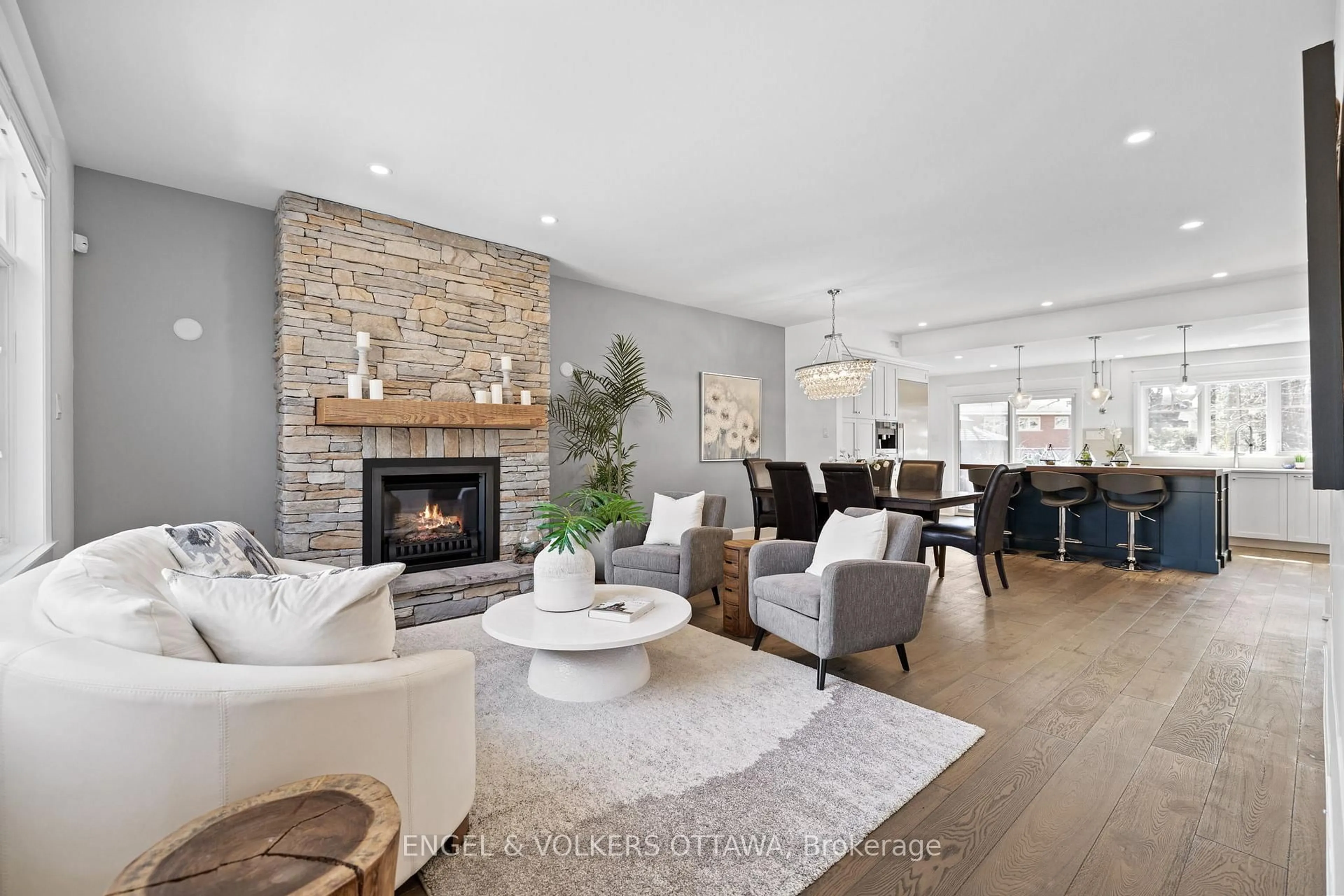 Living room with furniture, unknown for 350 Cunningham Ave, Ottawa Ontario K1H 6B4