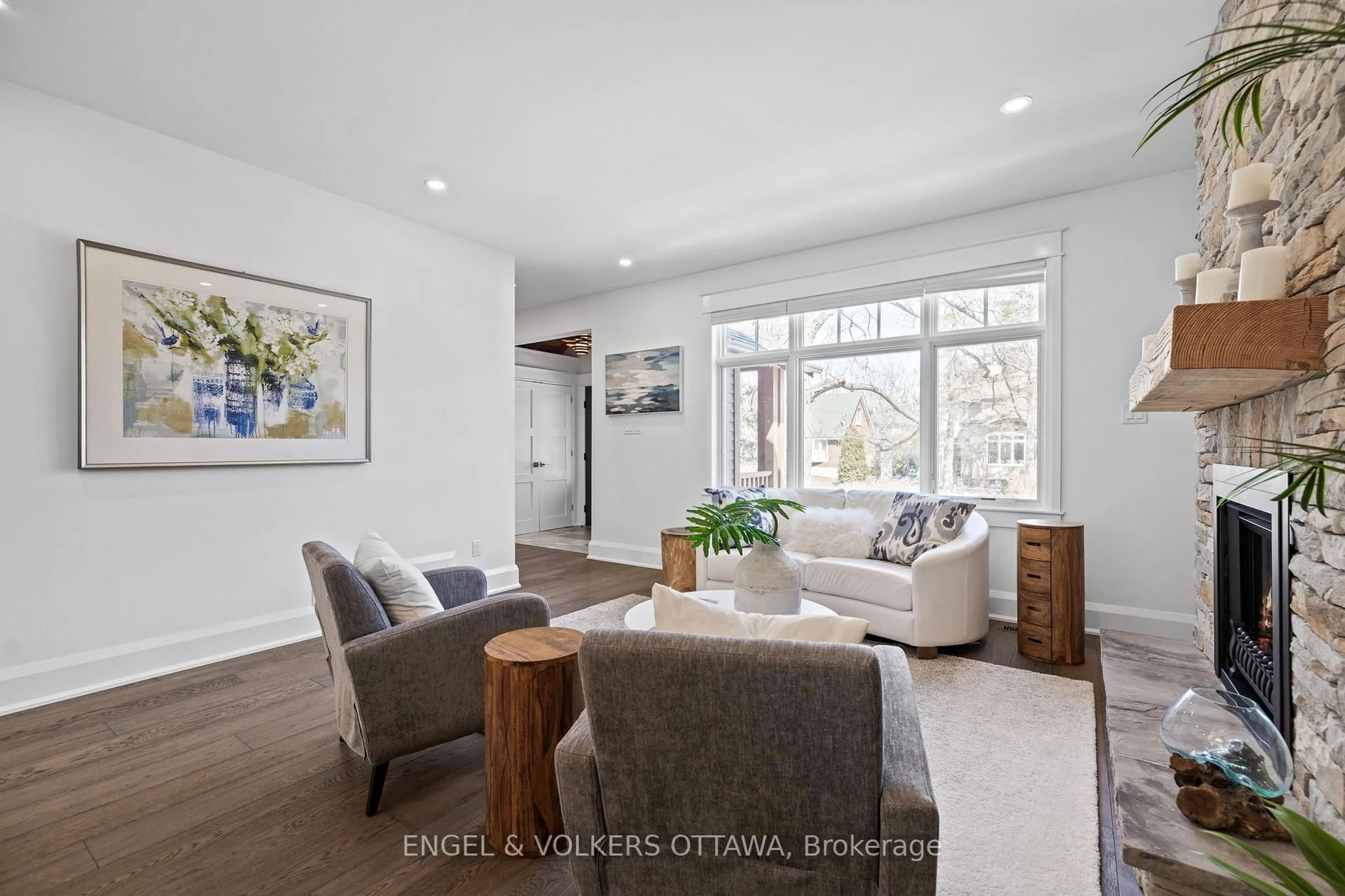 Living room with furniture, unknown for 350 Cunningham Ave, Ottawa Ontario K1H 6B4