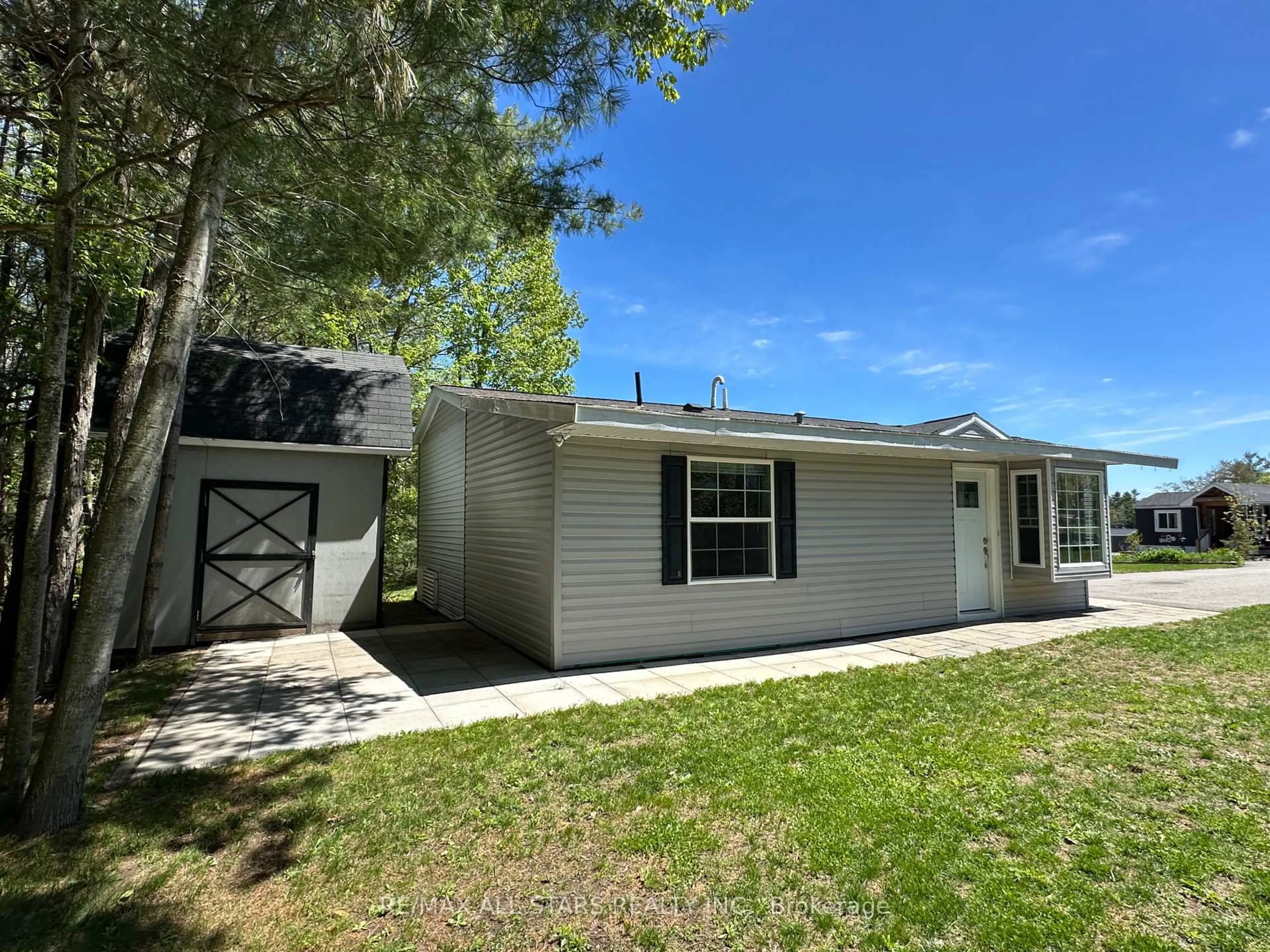 Home with vinyl exterior material, street for 1007- LOT 128 Racoon Rd, Gravenhurst Ontario P1P 1R1