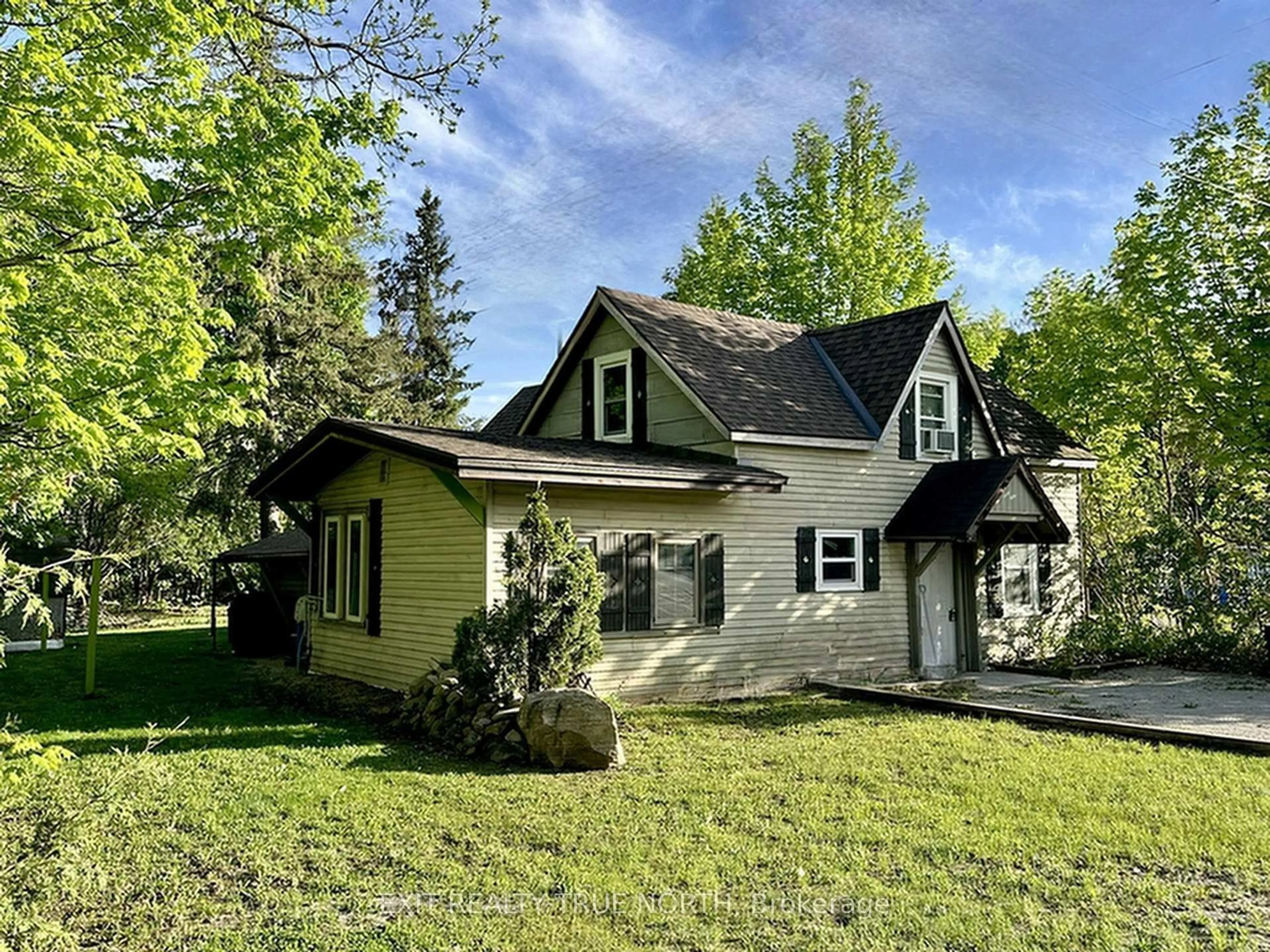 A pic from outside/outdoor area/front of a property/back of a property/a pic from drone, street for 211 Bishop St, Gravenhurst Ontario P1P 1J5