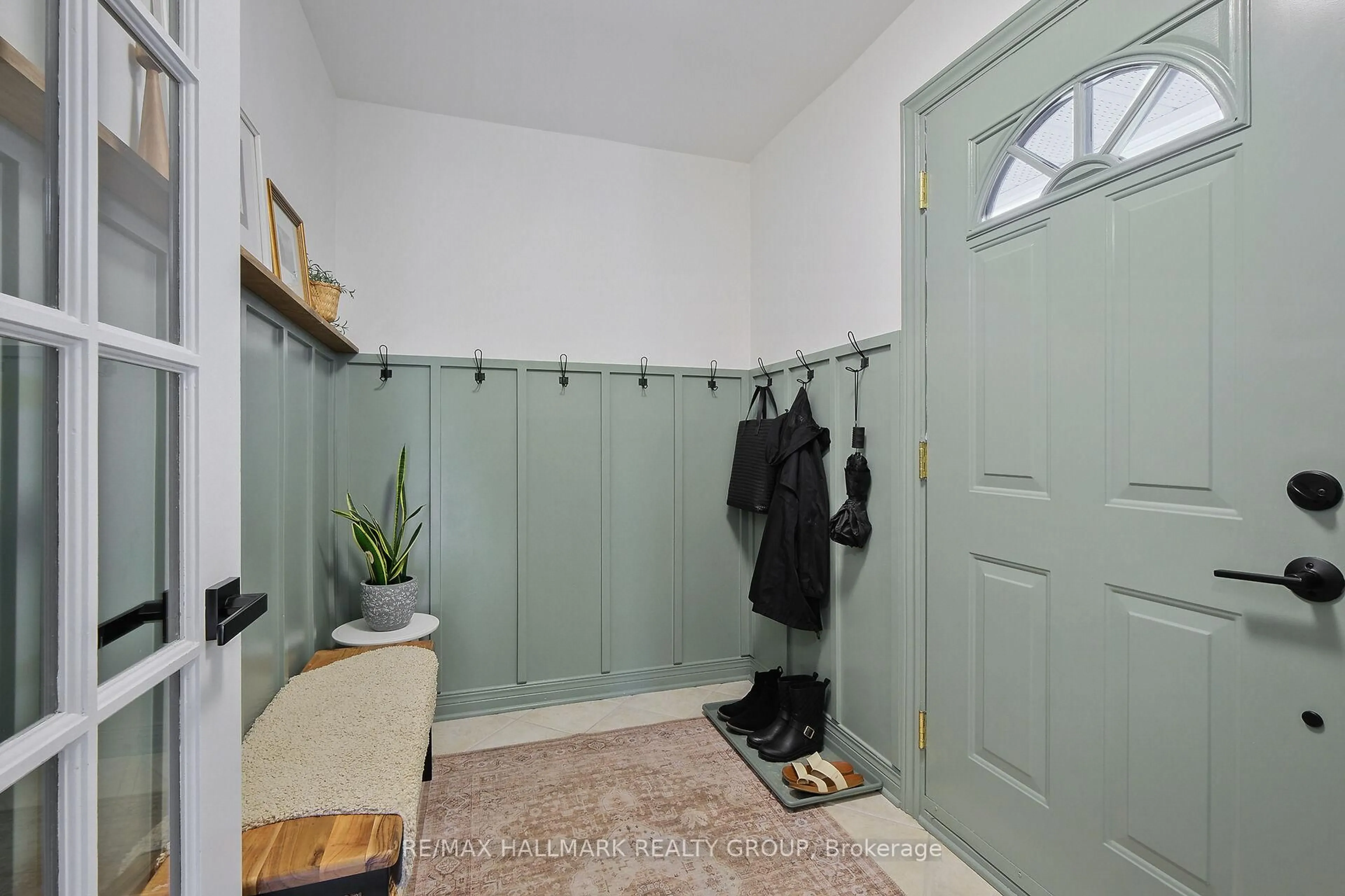 Indoor entryway for 35 Willow Glen Dr, Ottawa Ontario K2M 1K8