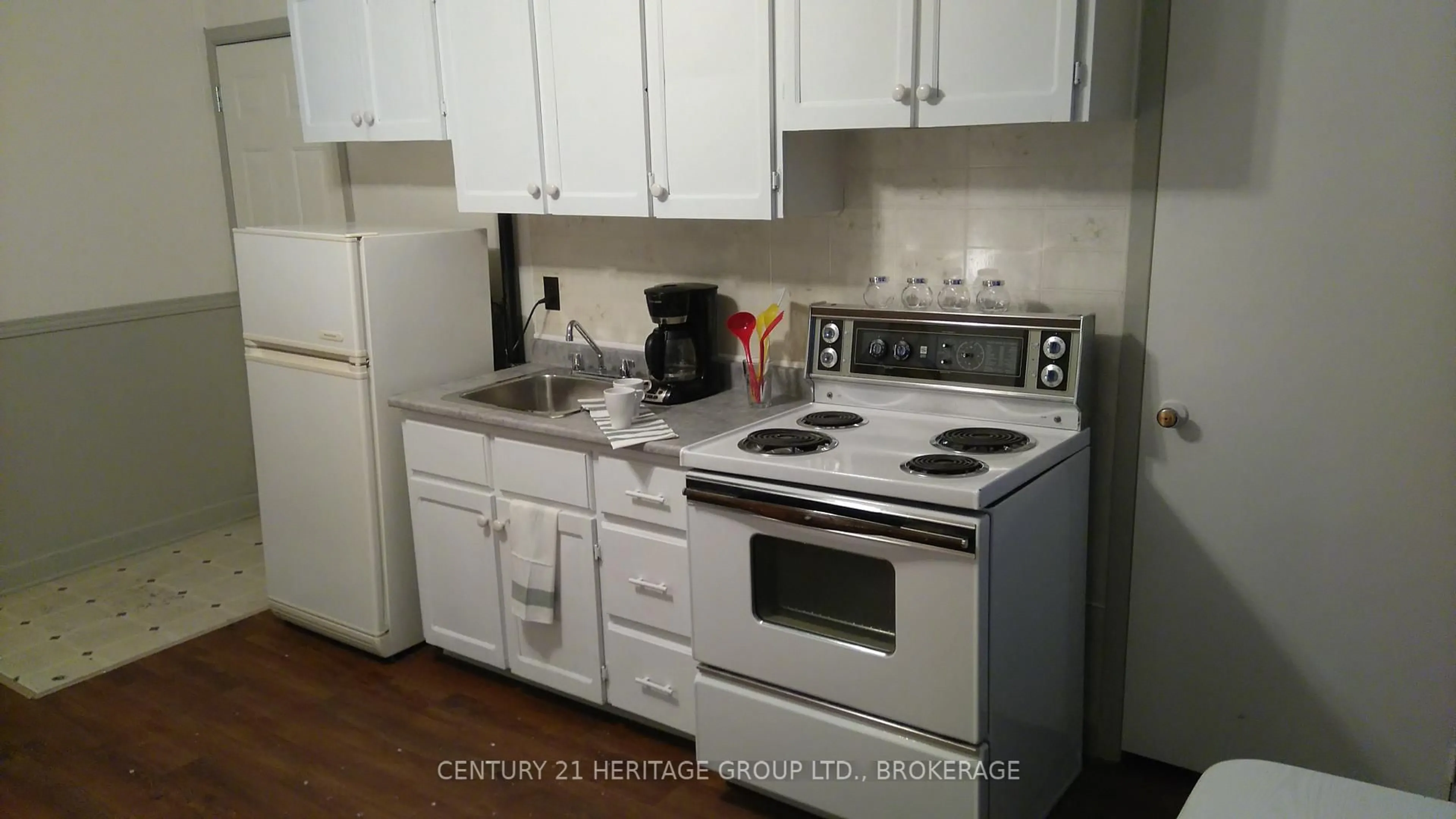 Standard kitchen, wood/laminate floor for 29 King St, North Dundas Ontario K0C 1H0