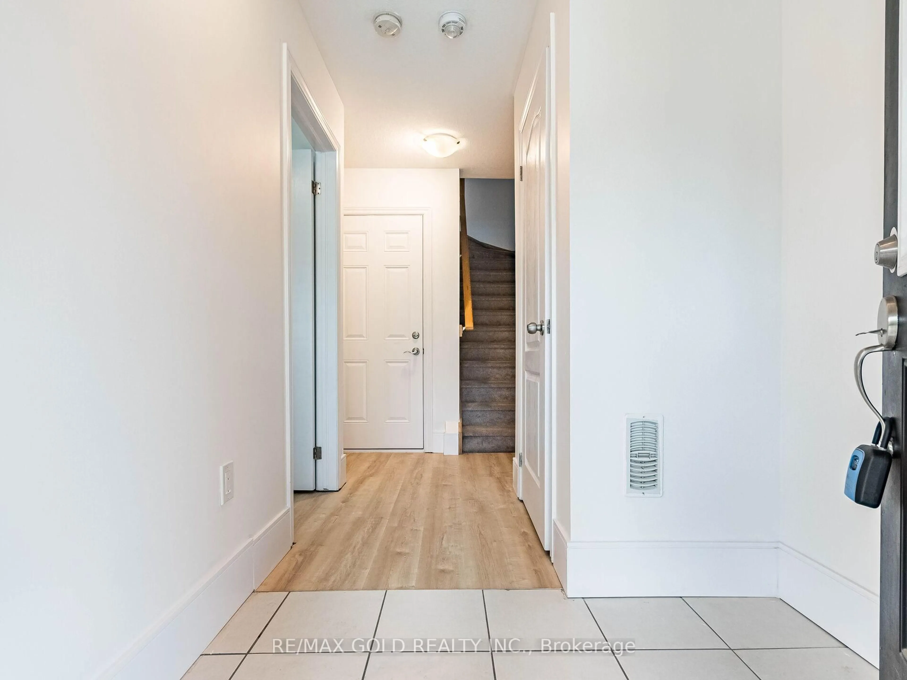 Indoor entryway for 436 Linden Dr, Cambridge Ontario N3H 0C6