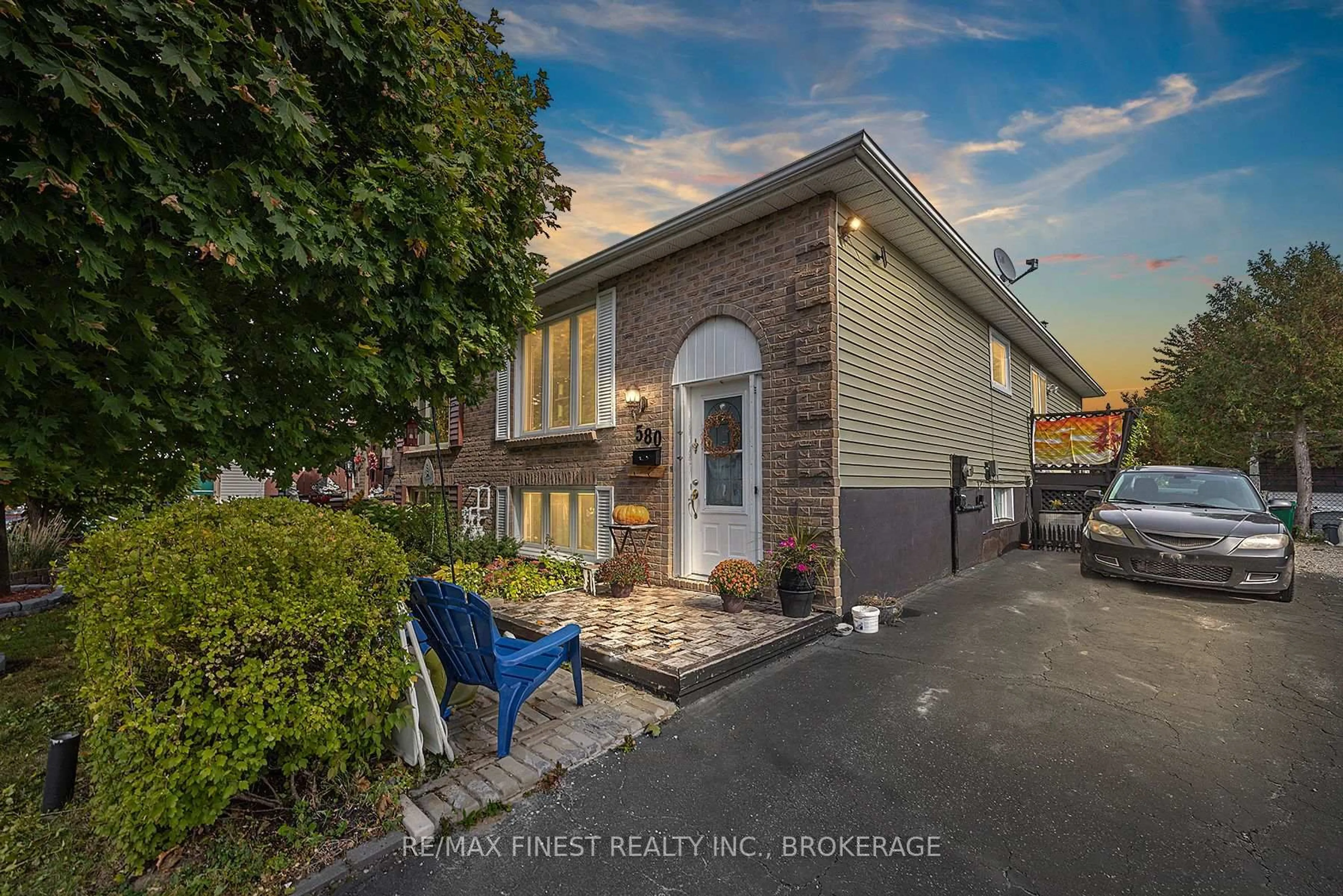A pic from outside/outdoor area/front of a property/back of a property/a pic from drone, street for 580 Gavin Crt, Kingston Ontario K7M 8B3