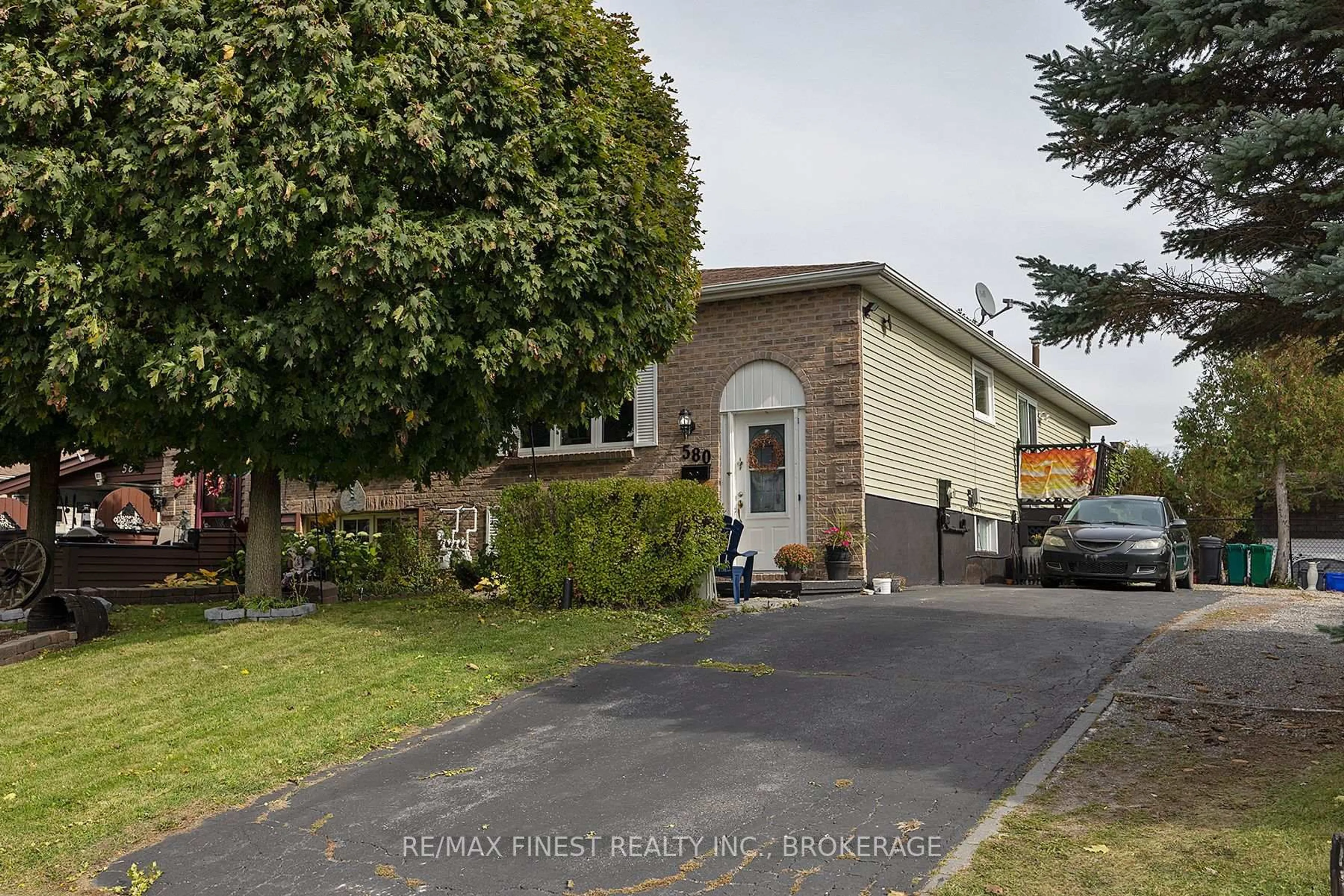 A pic from outside/outdoor area/front of a property/back of a property/a pic from drone, street for 580 Gavin Crt, Kingston Ontario K7M 8B3