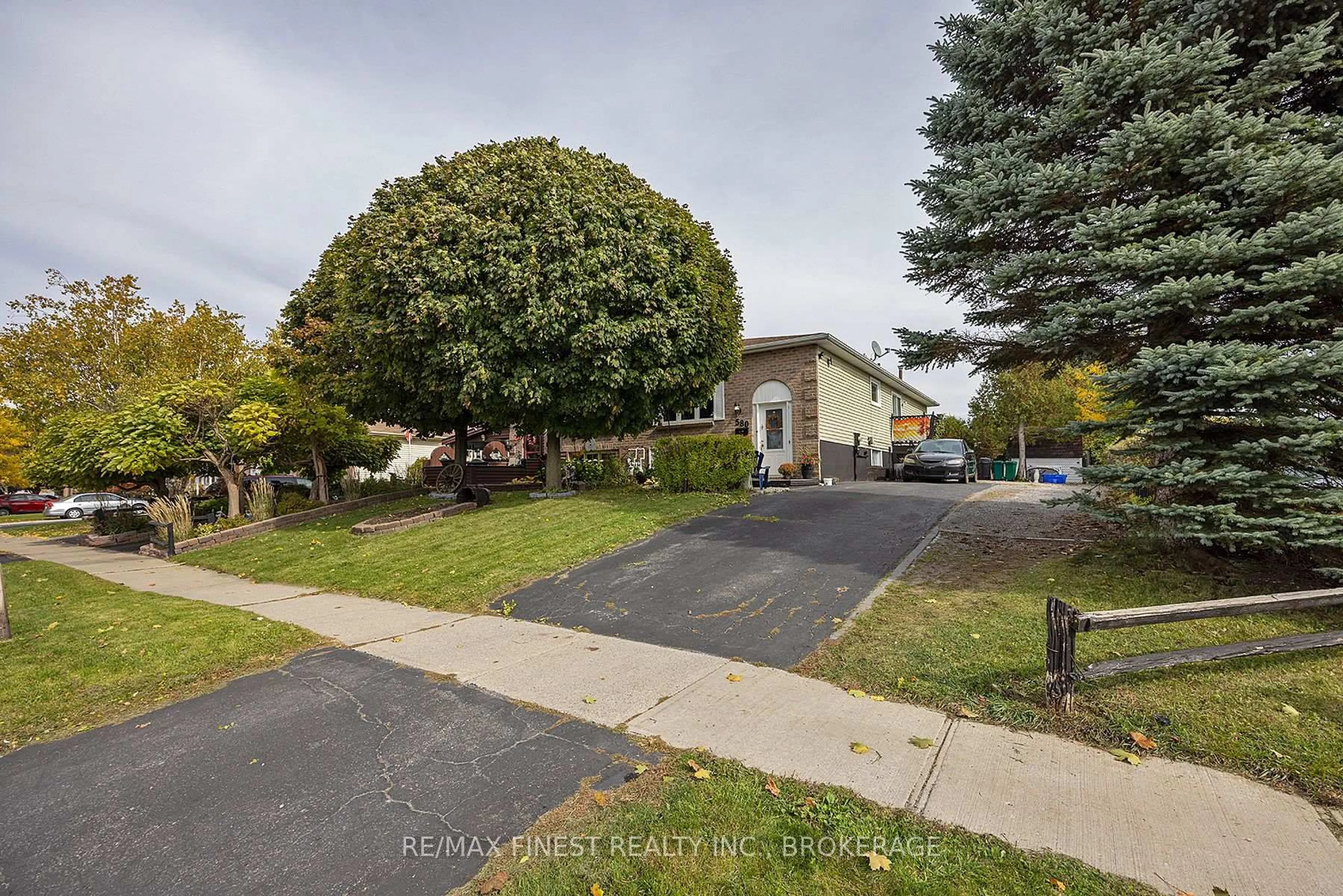 A pic from outside/outdoor area/front of a property/back of a property/a pic from drone, street for 580 Gavin Crt, Kingston Ontario K7M 8B3